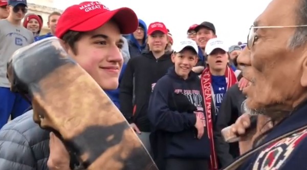 一群美國高中生包圍並嘲笑原住民退伍軍人，引發網友撻伐。（翻攝ka_ya11 Instagram）