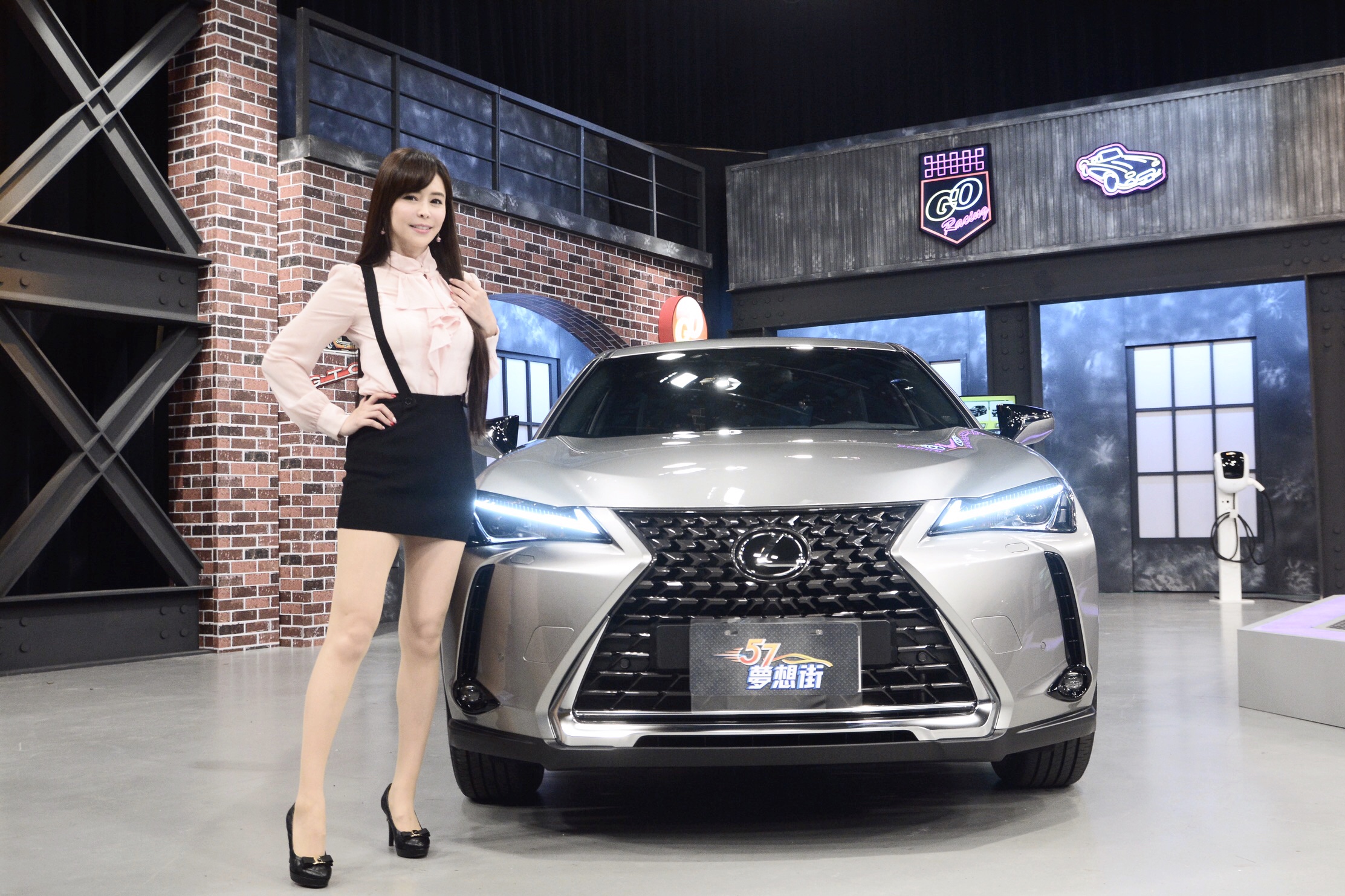 近2年來李冠儀朝向專業汽車領域發展，目前也主持一個帶狀的汽車節目，在中國大陸也有許多試車邀約。（經紀人提供）