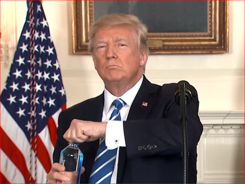 川普在記者會上突兀的喝水鏡頭，引發不少激烈的反應。（翻攝自Youtube）