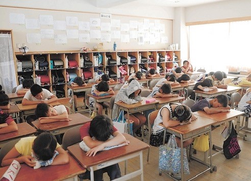 和台灣不同,午休在日本學校並非理所當然的光景。圖為日本一小學實施午休一景。(圖片來源:http://xn--ock9bub4010c.jp/ohirune-time-siesta-1458)