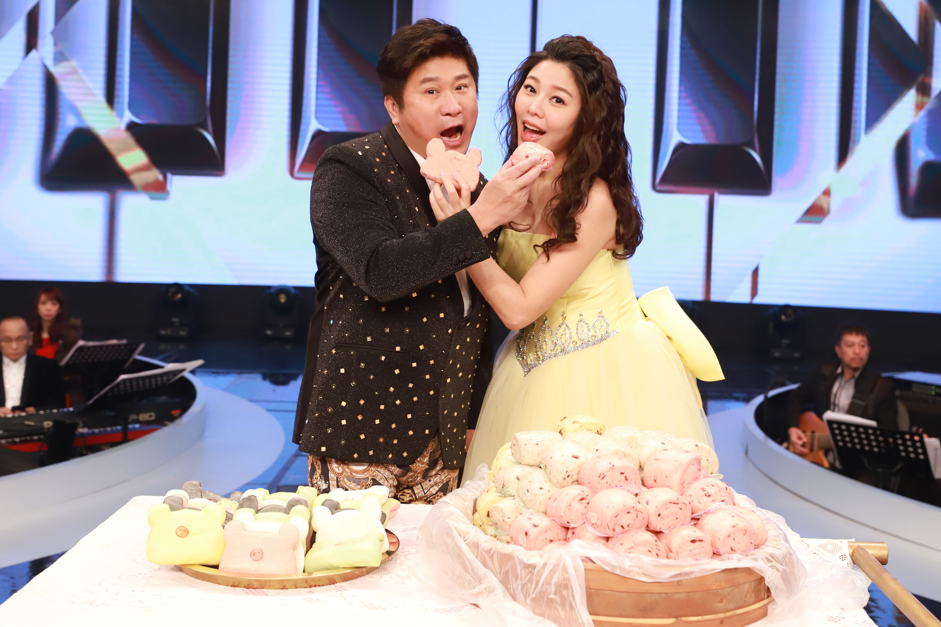 胡瓜與白家綺在攝影棚慶祝收視告捷。（民視提供）