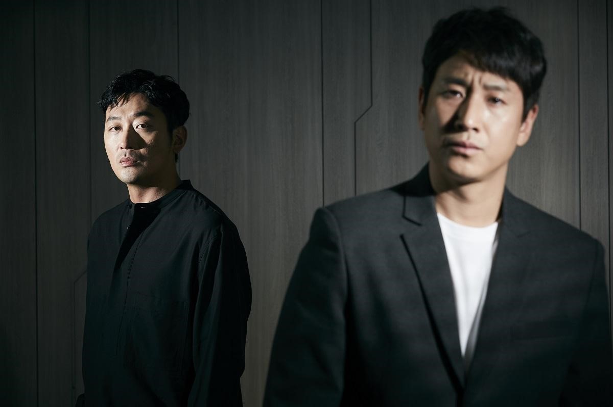 河正宇（左）、李善均來台宣傳《90分鐘末日倒數》，接受鏡週刊獨家專訪。