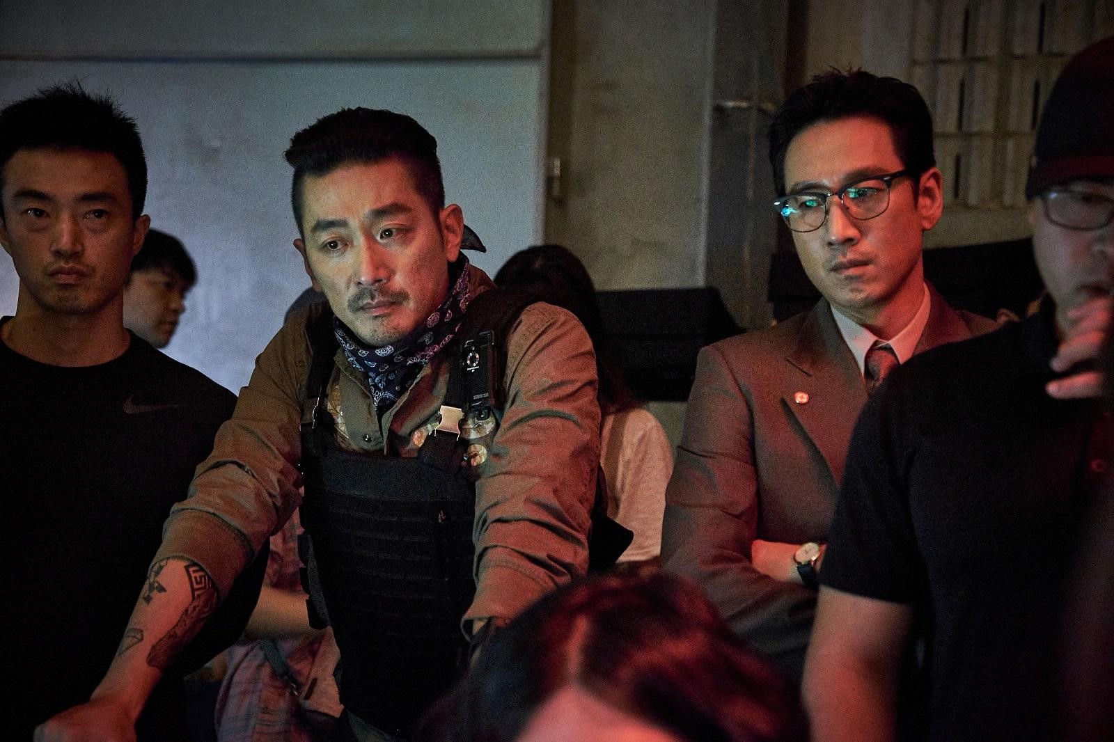 首次合作電影《90分鐘末日倒數》，河正宇（左）、李善均就培養出極佳的默契。（華聯國際提供）