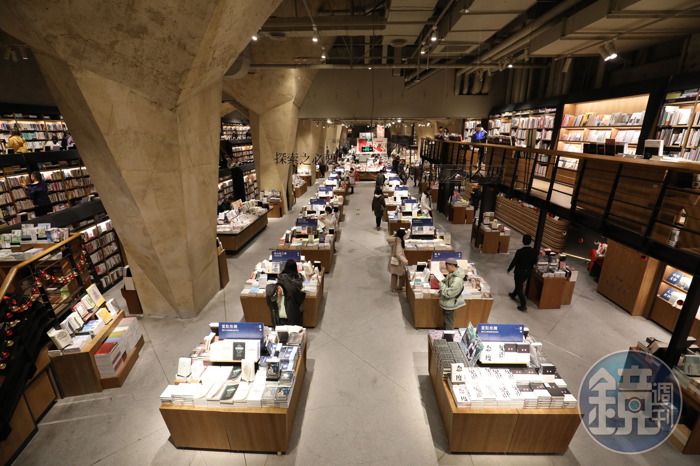 已是當地地標的「方所成都店」，創辦人是大陸名人毛繼鴻，成都店的空間設計請來台灣設計師朱志康團隊操刀，曾入選世界14間最美書店。