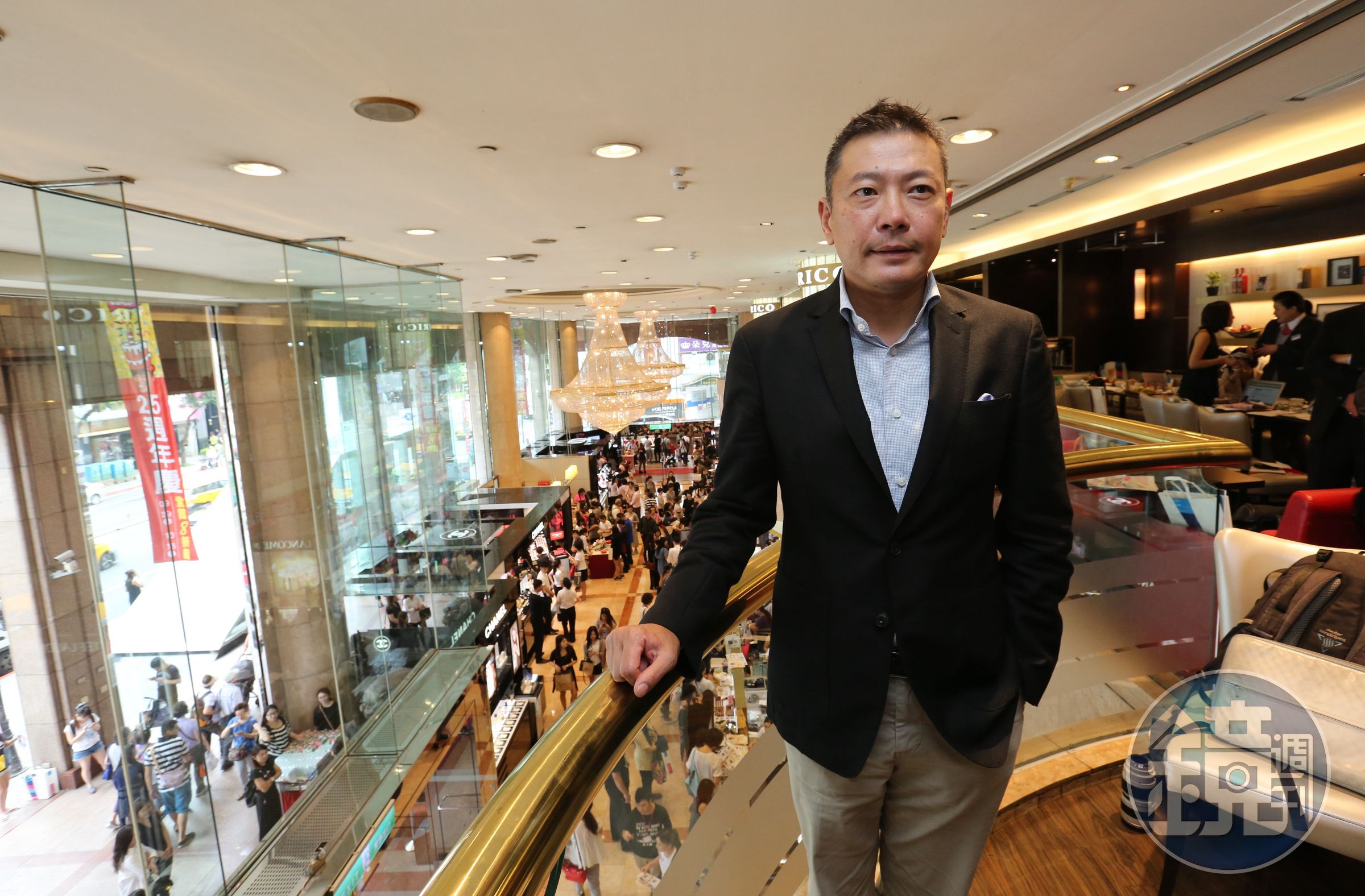 新光三越去年營收創新高，吳昕陽推數位化搶客。