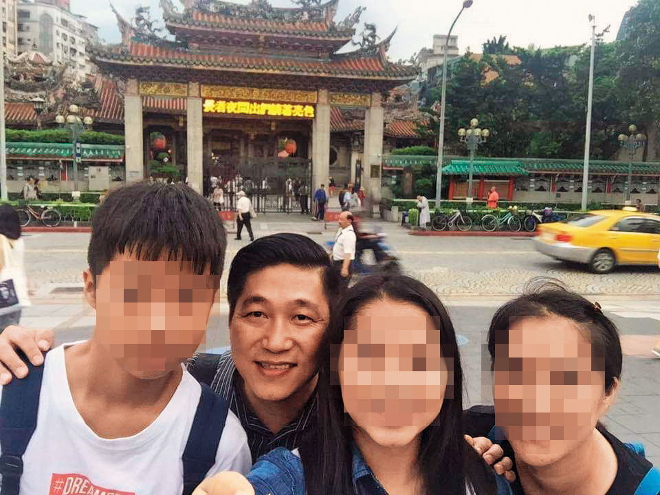 擔任祕書的邱黃瑞文（中）沒有出勤卻月領2萬多元特勤加給。（翻攝邱黃瑞文臉書）