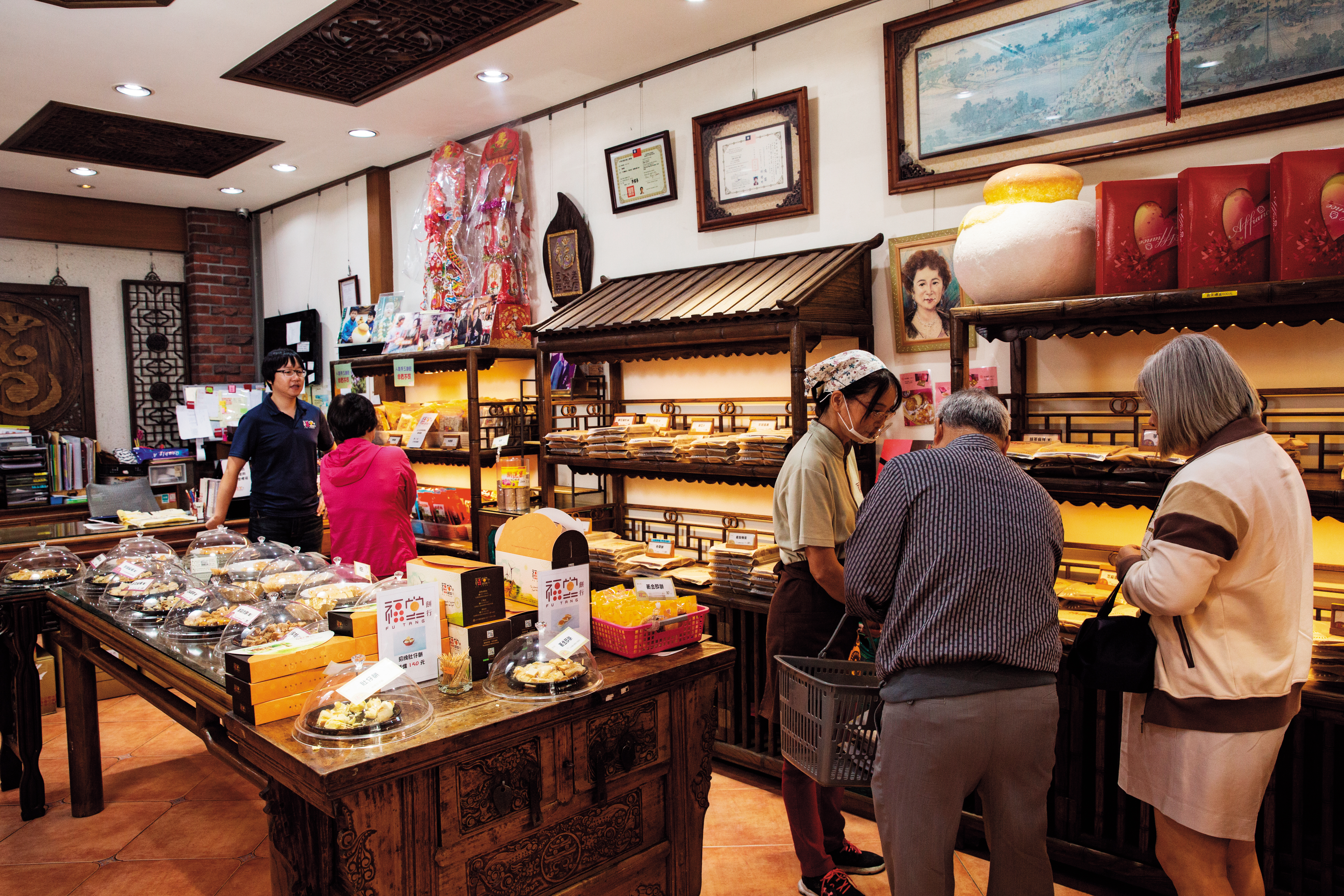 第4代接手後,強化產品行銷與包裝,店內開放讓客人試吃,平日也有不少客人造訪。