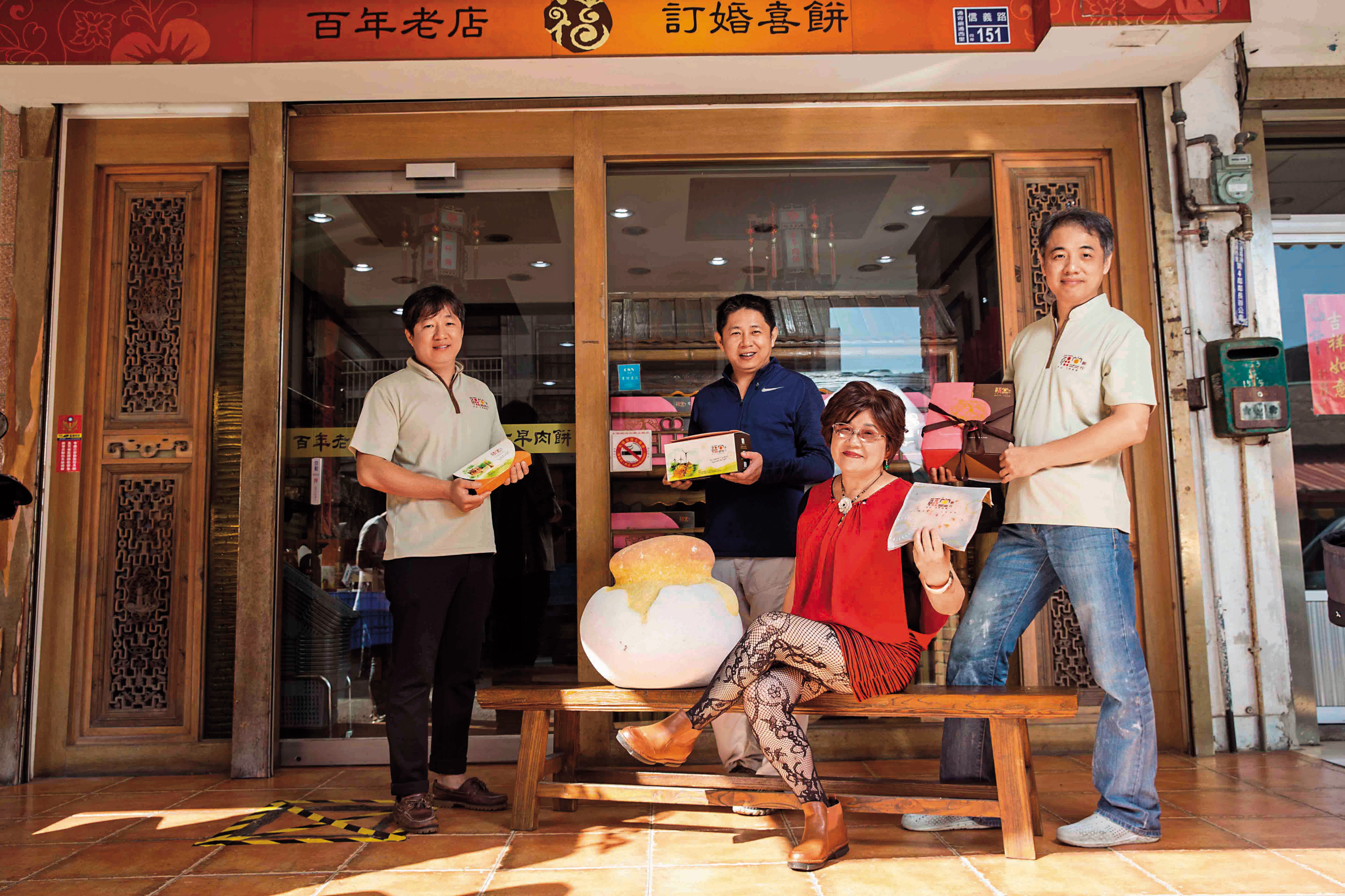 陳家祖傳製餅120年，第四代三兄弟合力扛起家業，75歲的母親陳鄭雪退休後依舊愛漂亮，仍會穿短裙、網襪亮相。