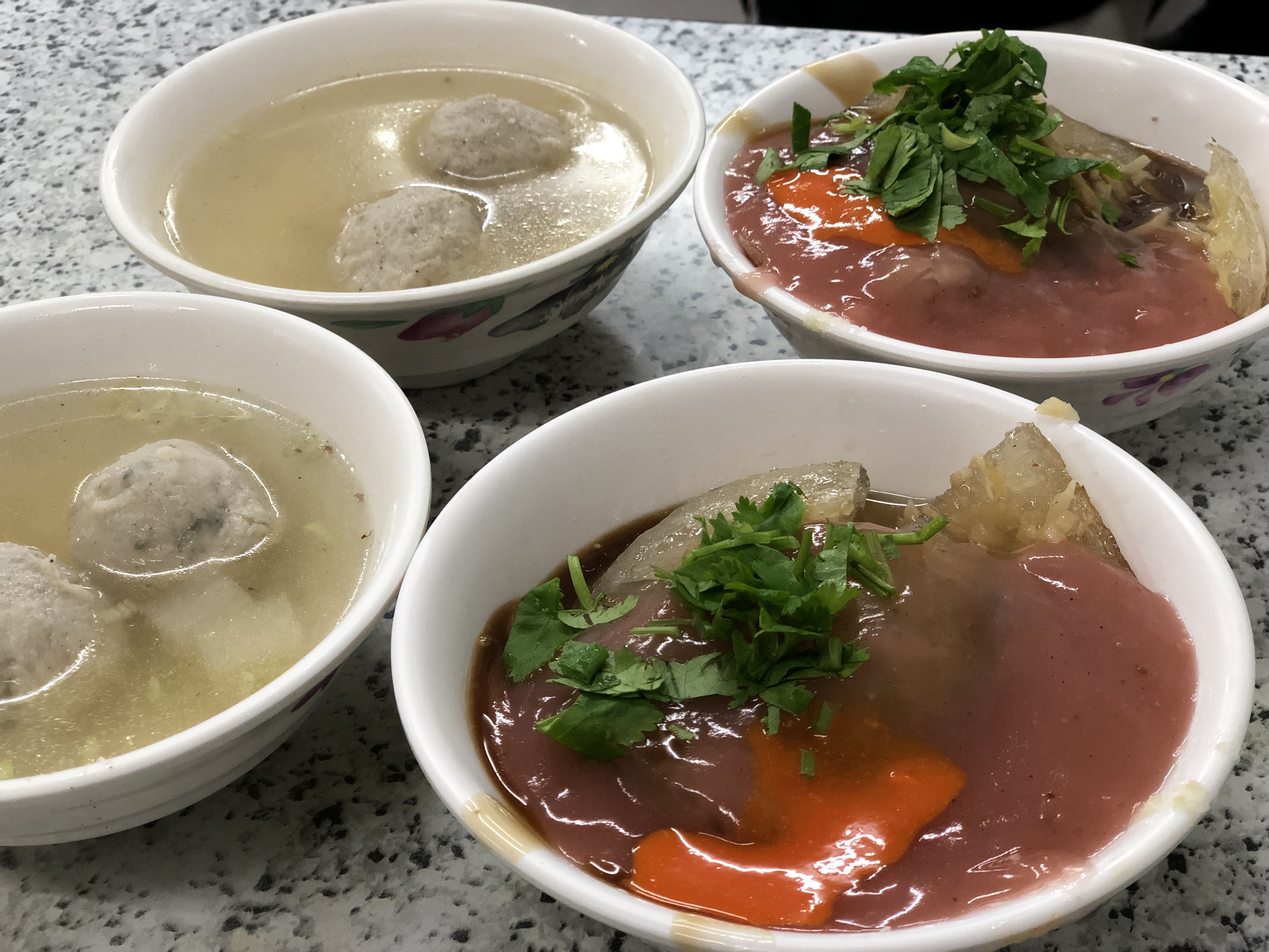 台北人對肉圓有種特別的鄉愁，還好在市區裡還可以找到一兩家口味尚佳的肉圓店。