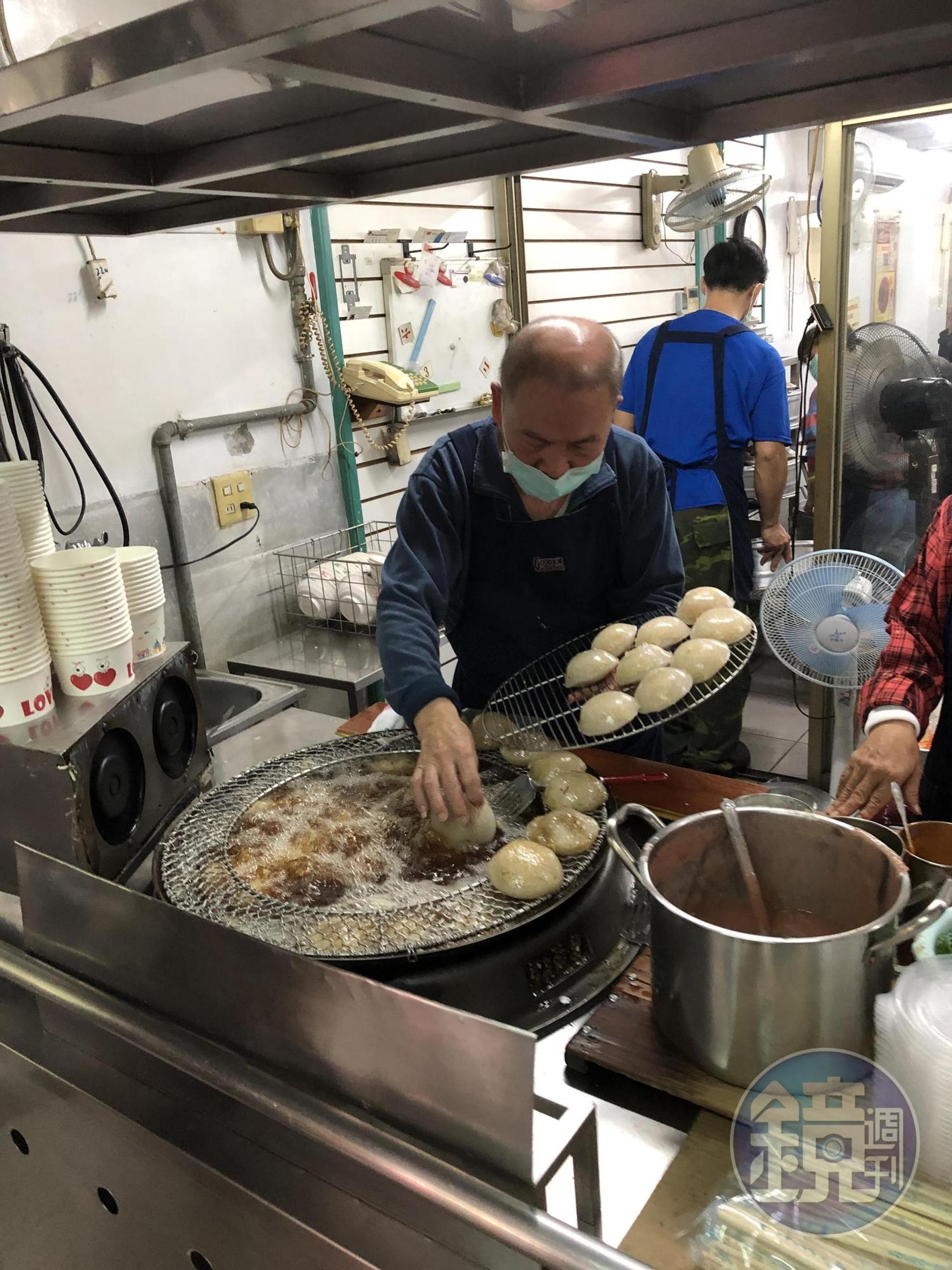 老闆專注地在油鍋裡下肉圓，炸到火候剛好才起鍋。
