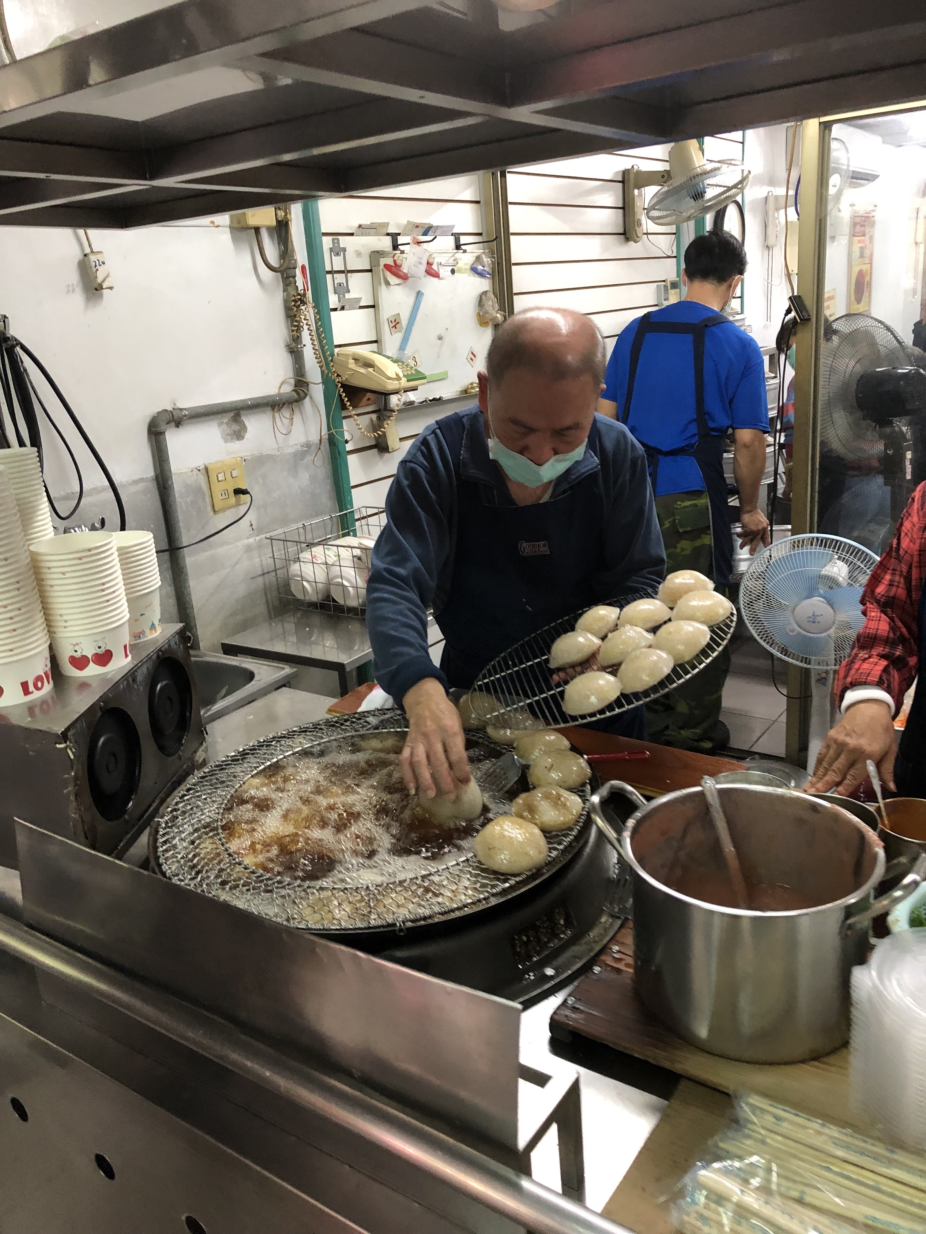 老闆專注地在油鍋裡下肉圓，炸到火候剛好才起鍋。