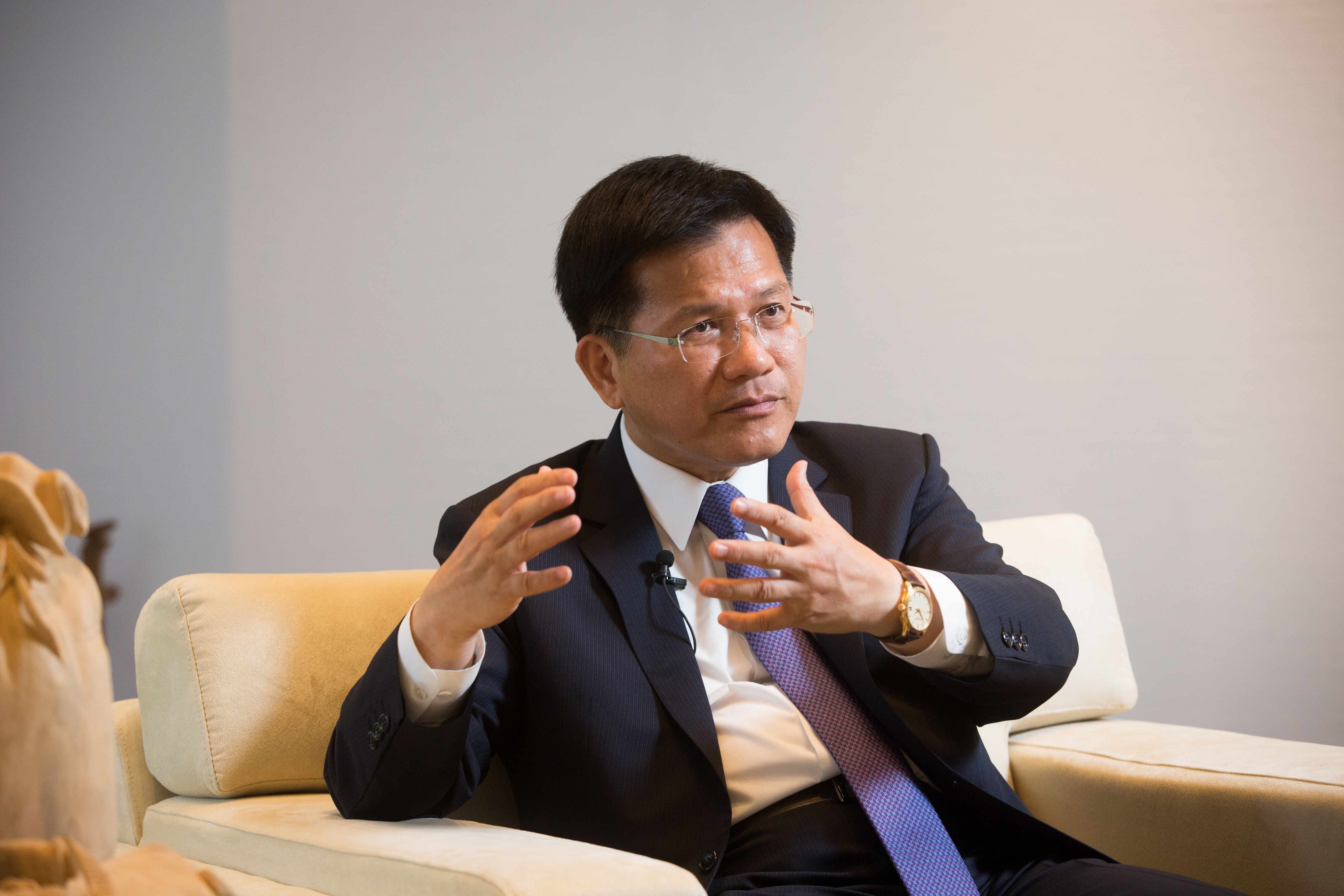 交通部長林佳龍宣布中華郵政資費無限期凍漲。