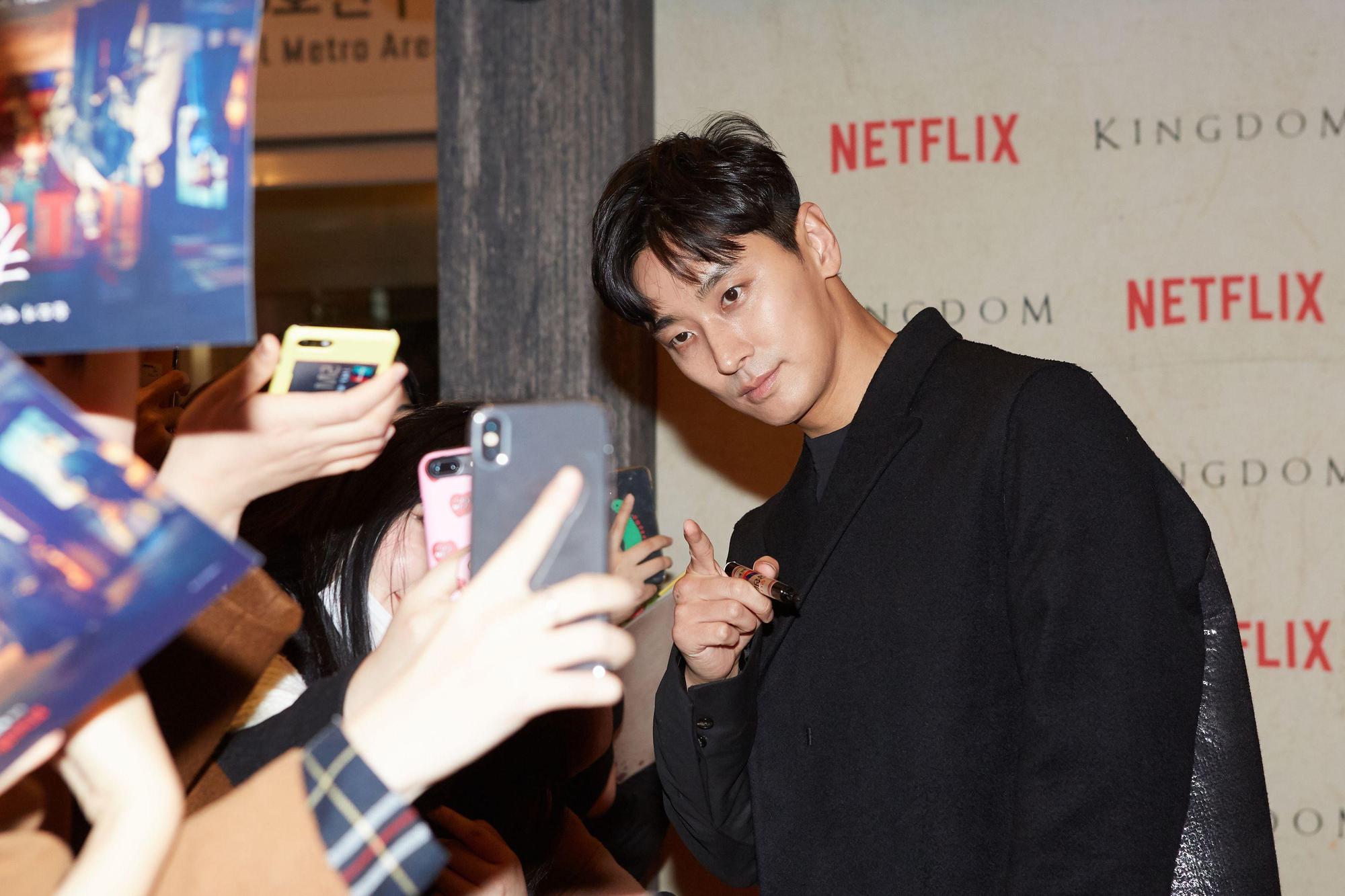 《李屍朝鮮》首映會紅毯走了半小時以上,朱智勛人氣超旺。(NETFLIX提供)