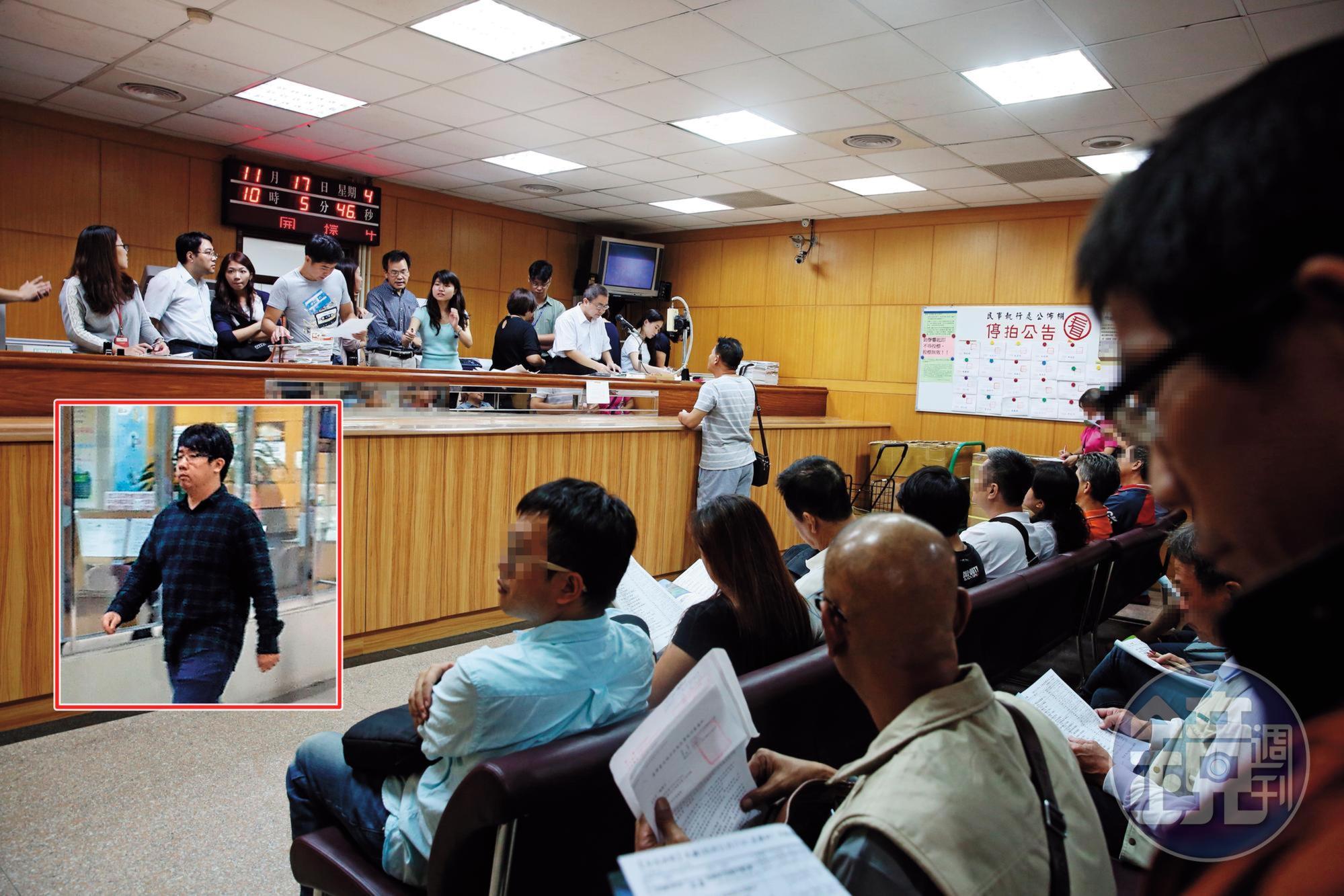 台北地院民事執行處書記官駱俊勳(紅框者)偷賣法拍屋,並以偽造文書方式吃案,遭移送地檢署偵辦。圖為正常法拍屋拍賣現場,非當事人。