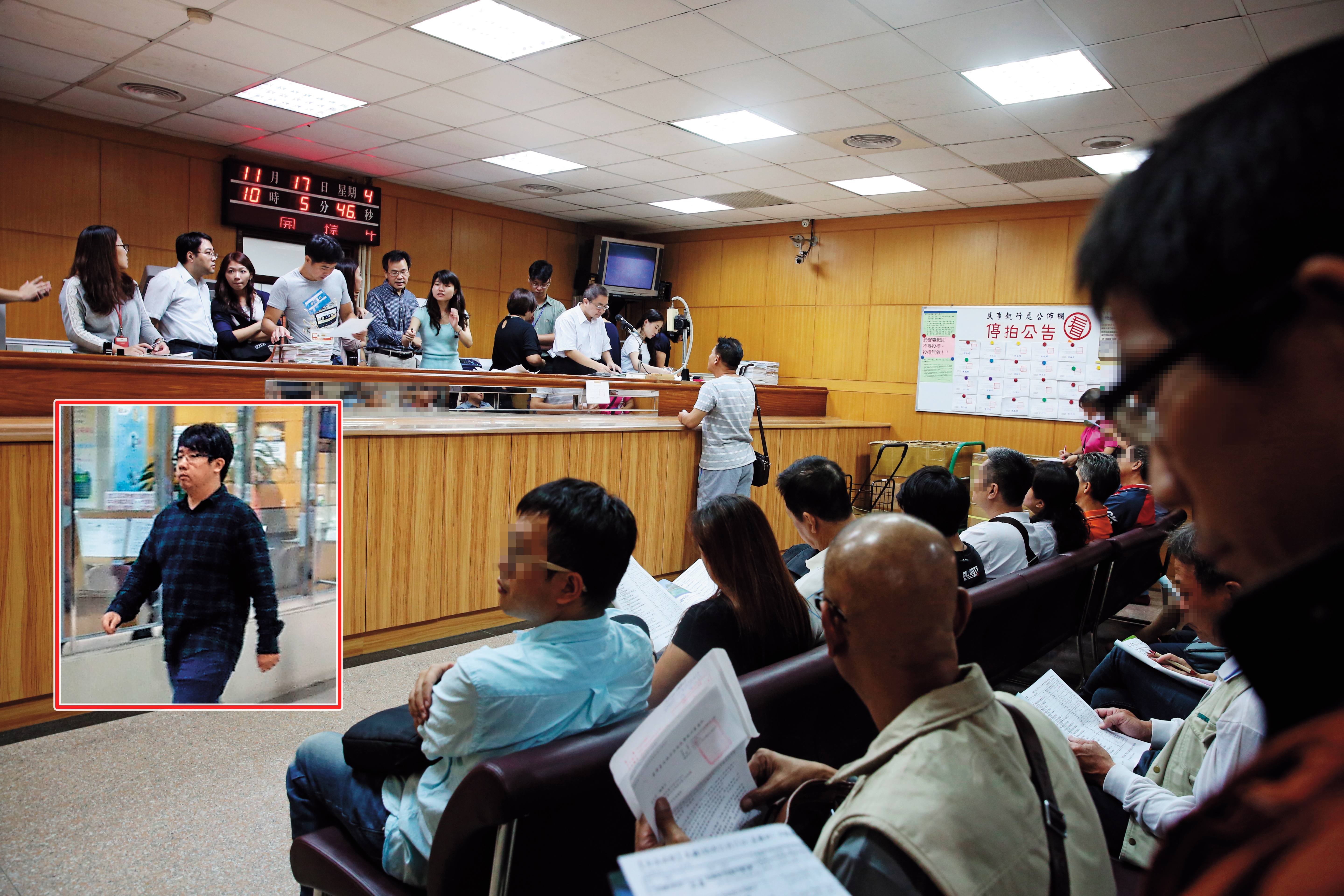 台北地院民事執行處書記官駱俊勳（紅框者）偷賣法拍屋，並以偽造文書方式吃案，遭移送地檢署偵辦。圖為正常法拍屋拍賣現場，非當事人。