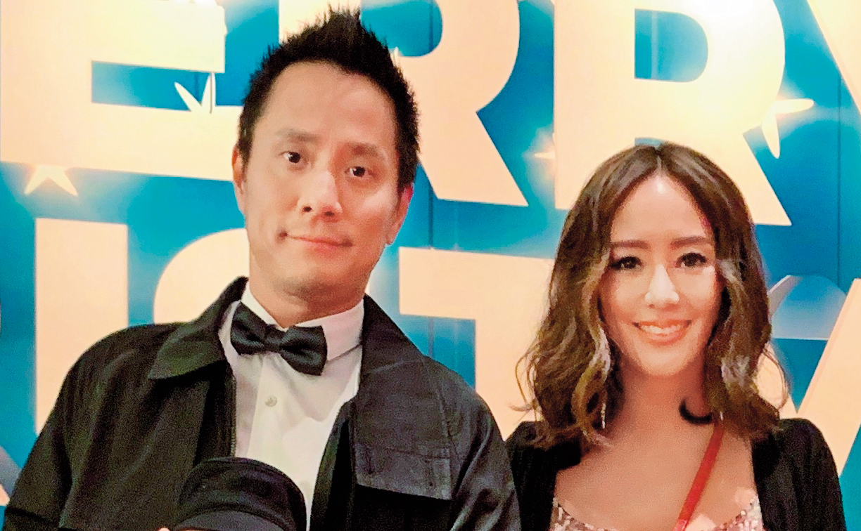 關穎與香港CEO朱志威在馬爾地夫閃電訂婚，2人育有1女2子，家庭生活和樂融融。（翻攝關穎微博）