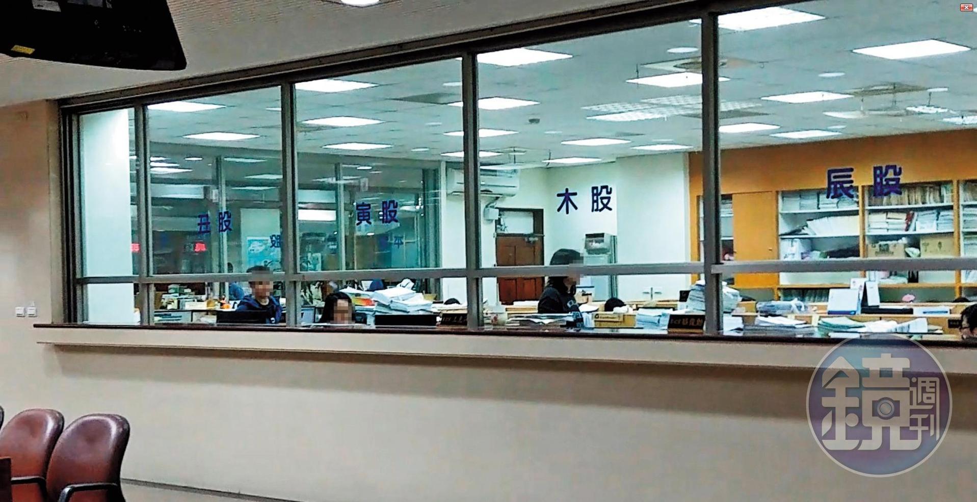 台北地院木股的駱姓書記官到任已6年,座位就在櫃台旁,遭查出吃案及偷賣法拍屋後已調職。