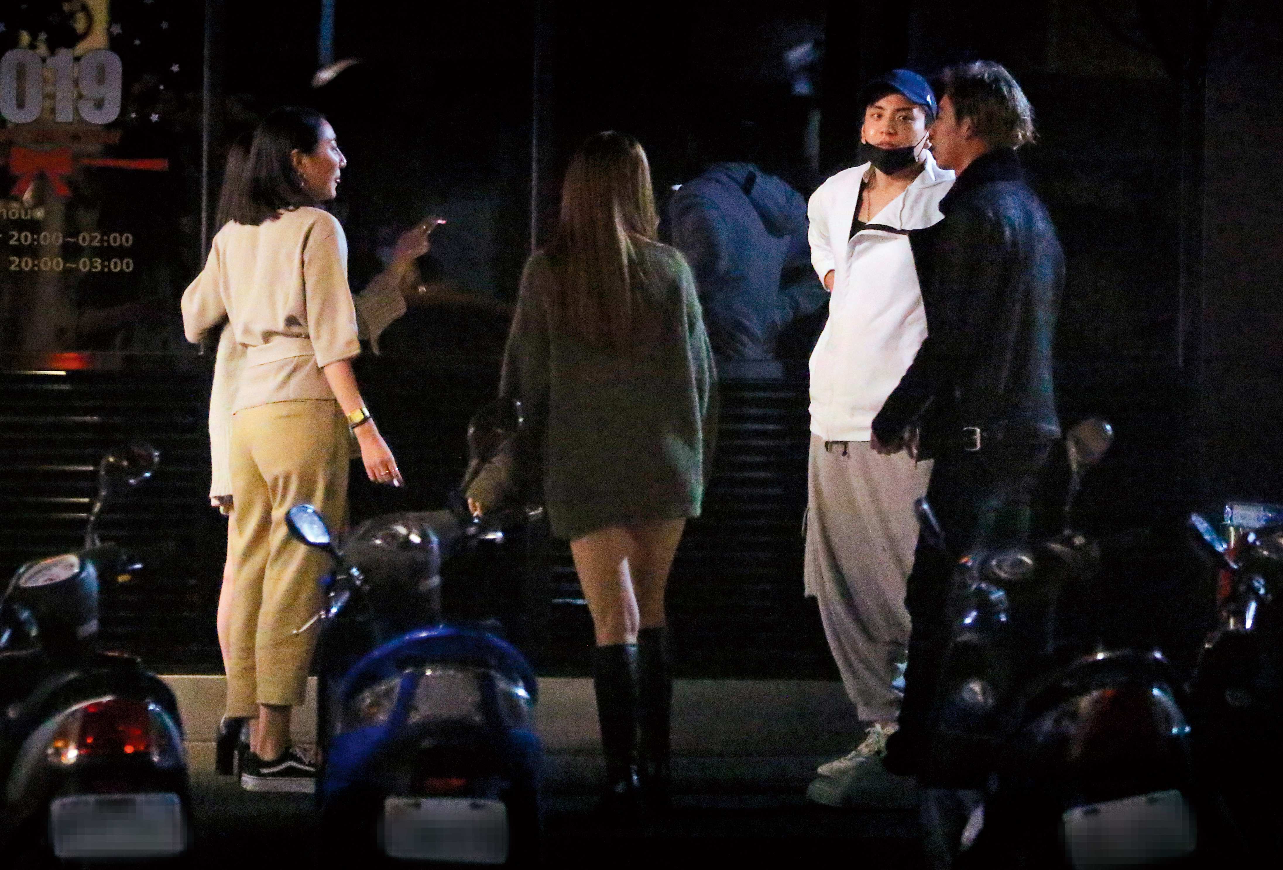 1/20 00：01 本刊20日深夜直擊王大陸現身台北安和路酒吧狂歡，酒酣耳熱之際帶著3個頗具膠感的女伴在店門口哈菸毫無偶包。