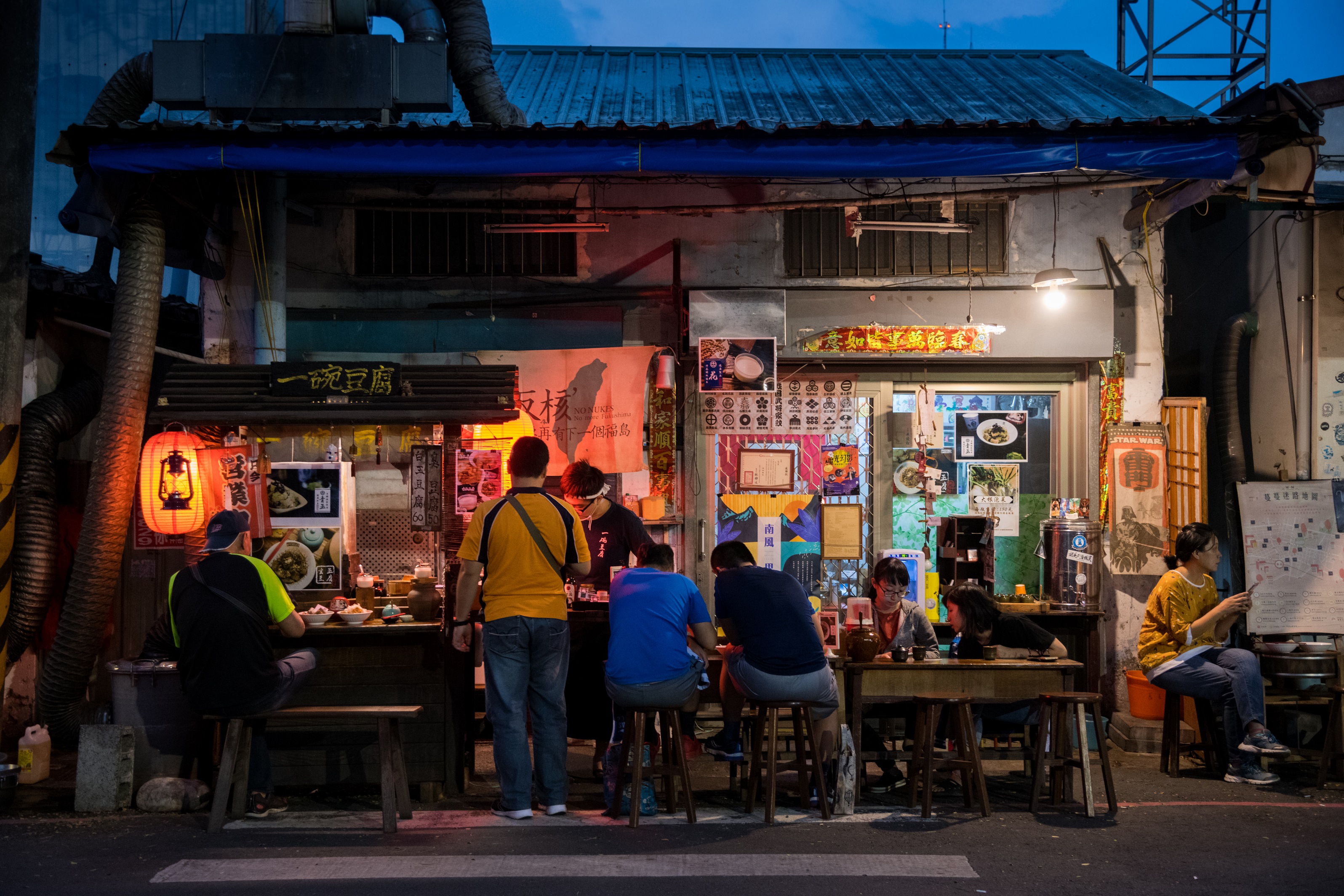 夜幕低垂，「一碗豆腐」攤前位置已坐滿客人。
