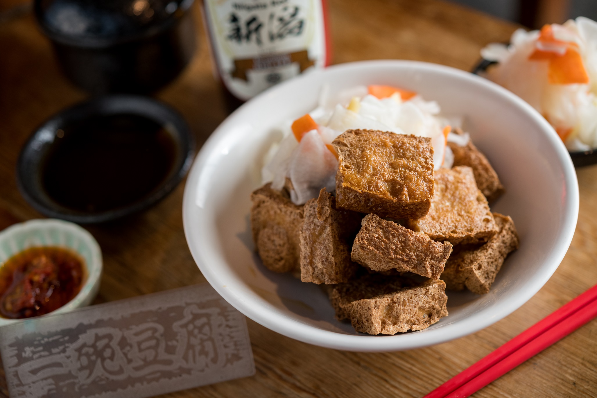 單純炸豆腐的「白玉」入口充滿豆香。（60元／份）
