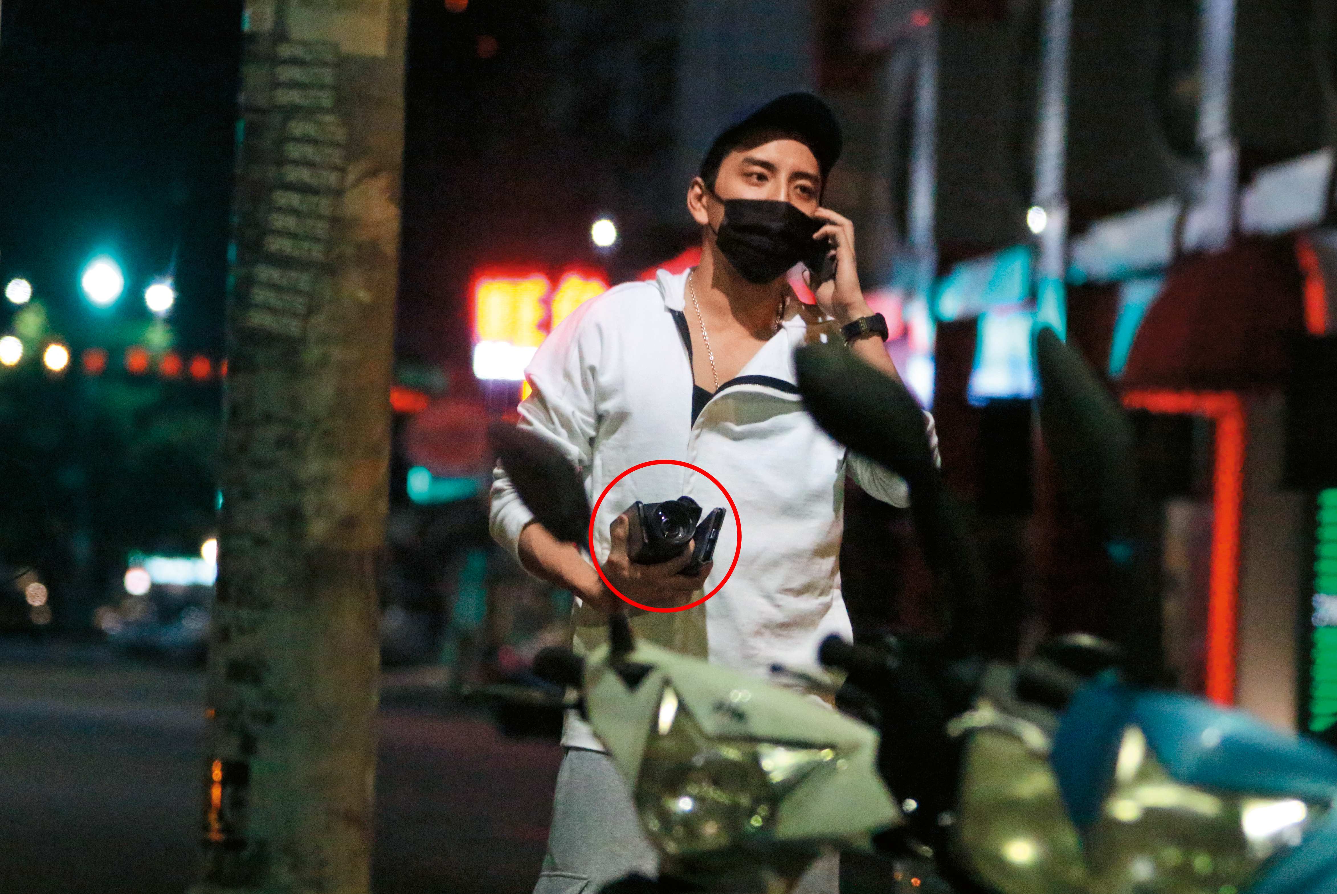 1/20 02：29，趁記者一個閃神，王大陸竟趁機拿走本刊的DV跟手機下車。