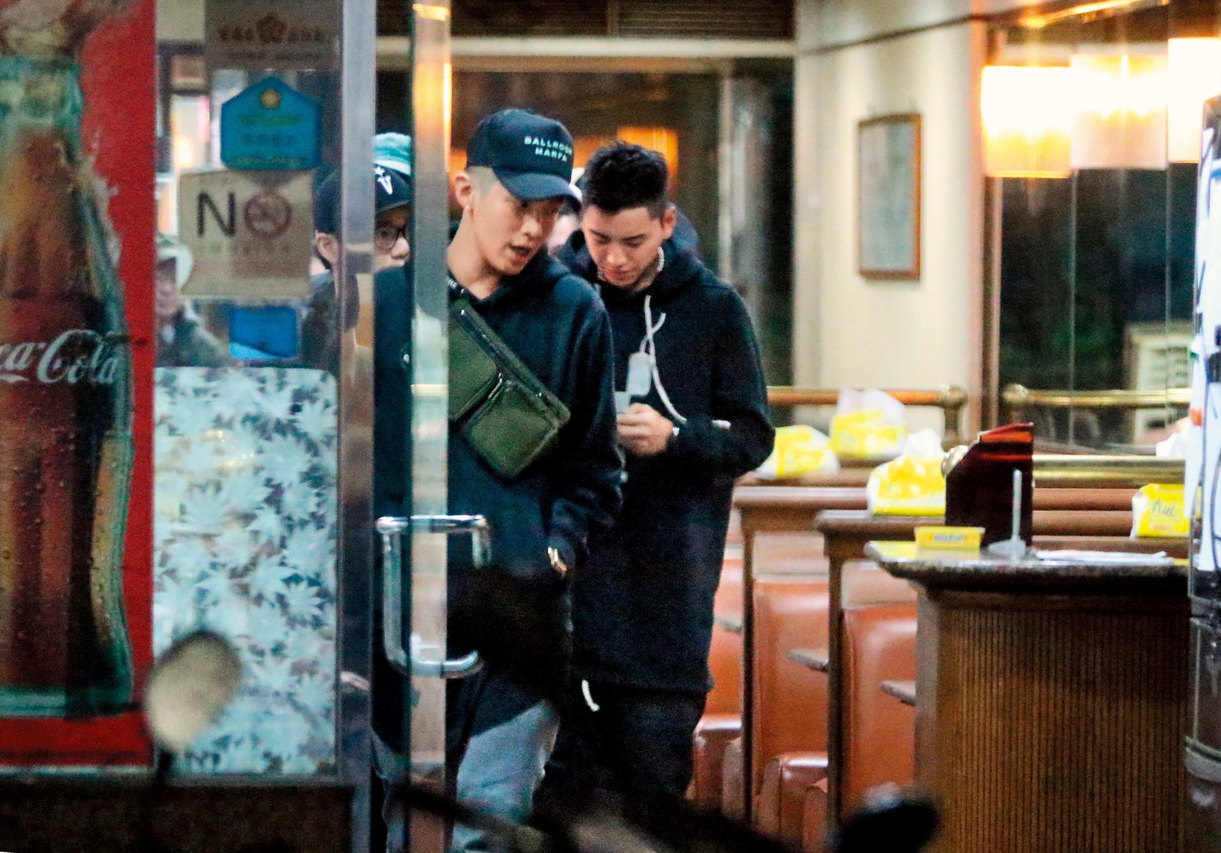 本刊去年12月曾直擊王大陸跟柯震東相約吃烤肉，聚會到深夜才依依不捨解散，兄弟倆依舊是個在店門口抽菸打屁的固定模式。