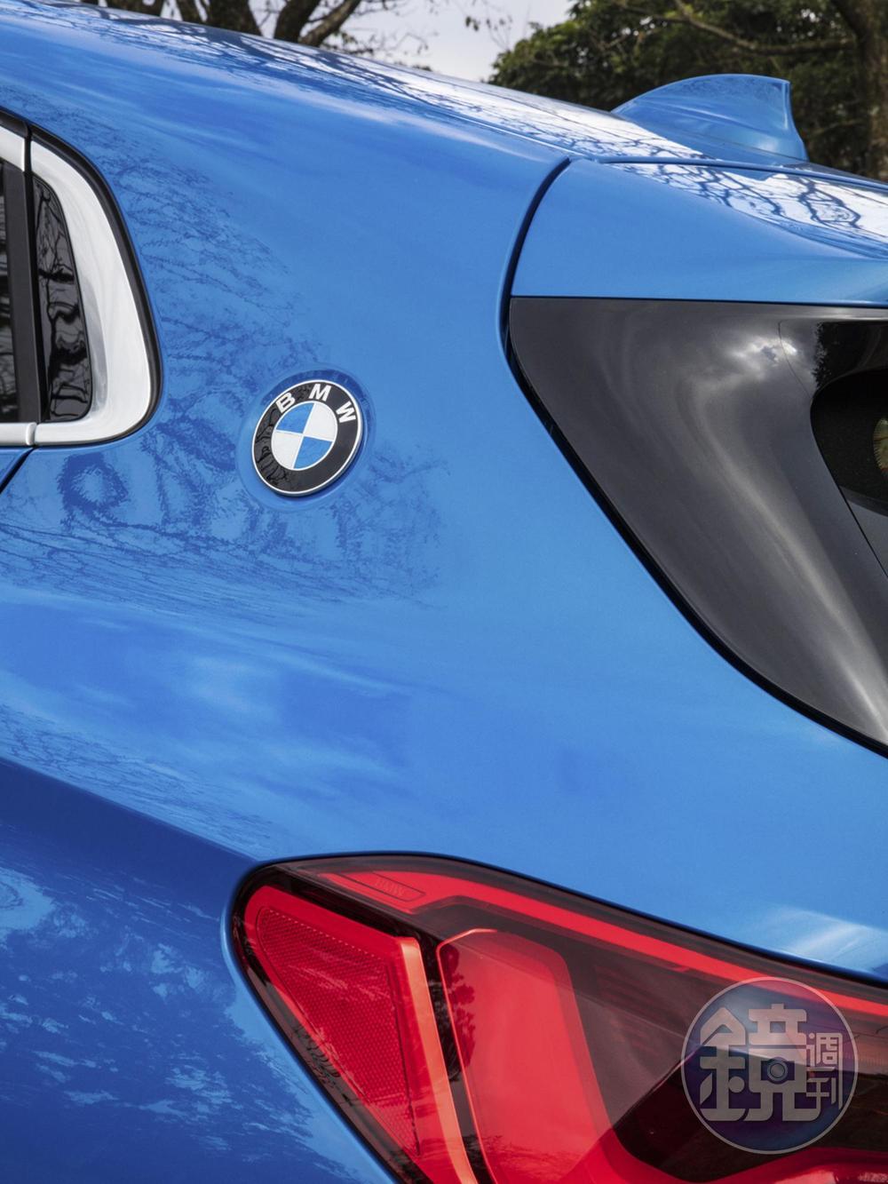 位於左右C柱的BMW廠徽，這是為了向傳奇賽車BMW 3.0 CSL Coupe致敬的X2專屬設計，也讓這台車成為目前唯一具有四個廠徽（前後＋左右）的BMW現行車款。