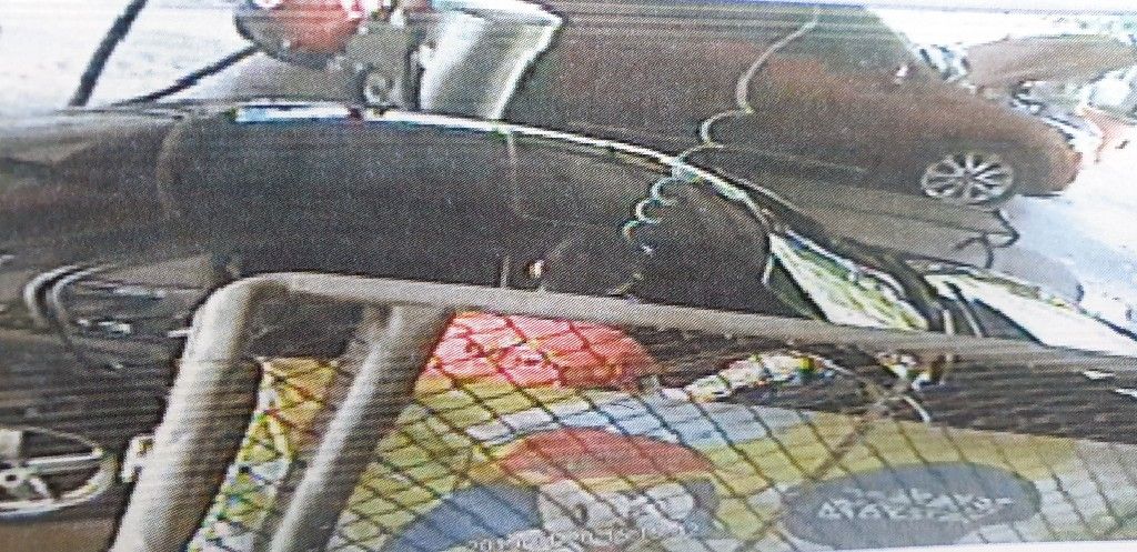 檢察官驗屍發現女童死因為氣胸、氣腫，但監視器畫面卻只看到父親拿著風槍對著車子噴氣，相當多疑點有待釐清。（翻攝網路）