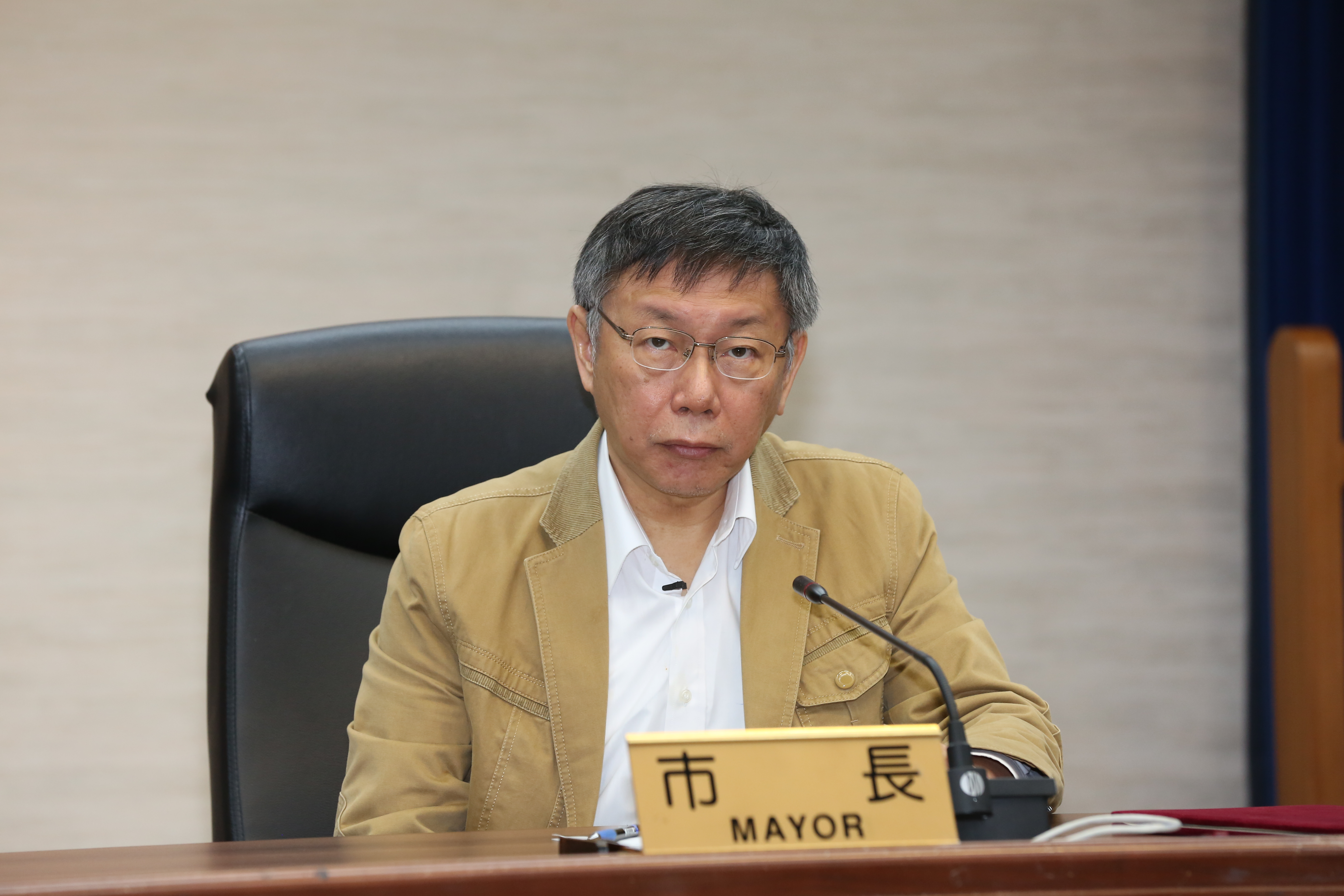 段宜康要求柯文哲講清楚影射的是誰，今柯文哲受訪時連嗆4次段宜康「叫他先把曲棍球吞下去再發問」。