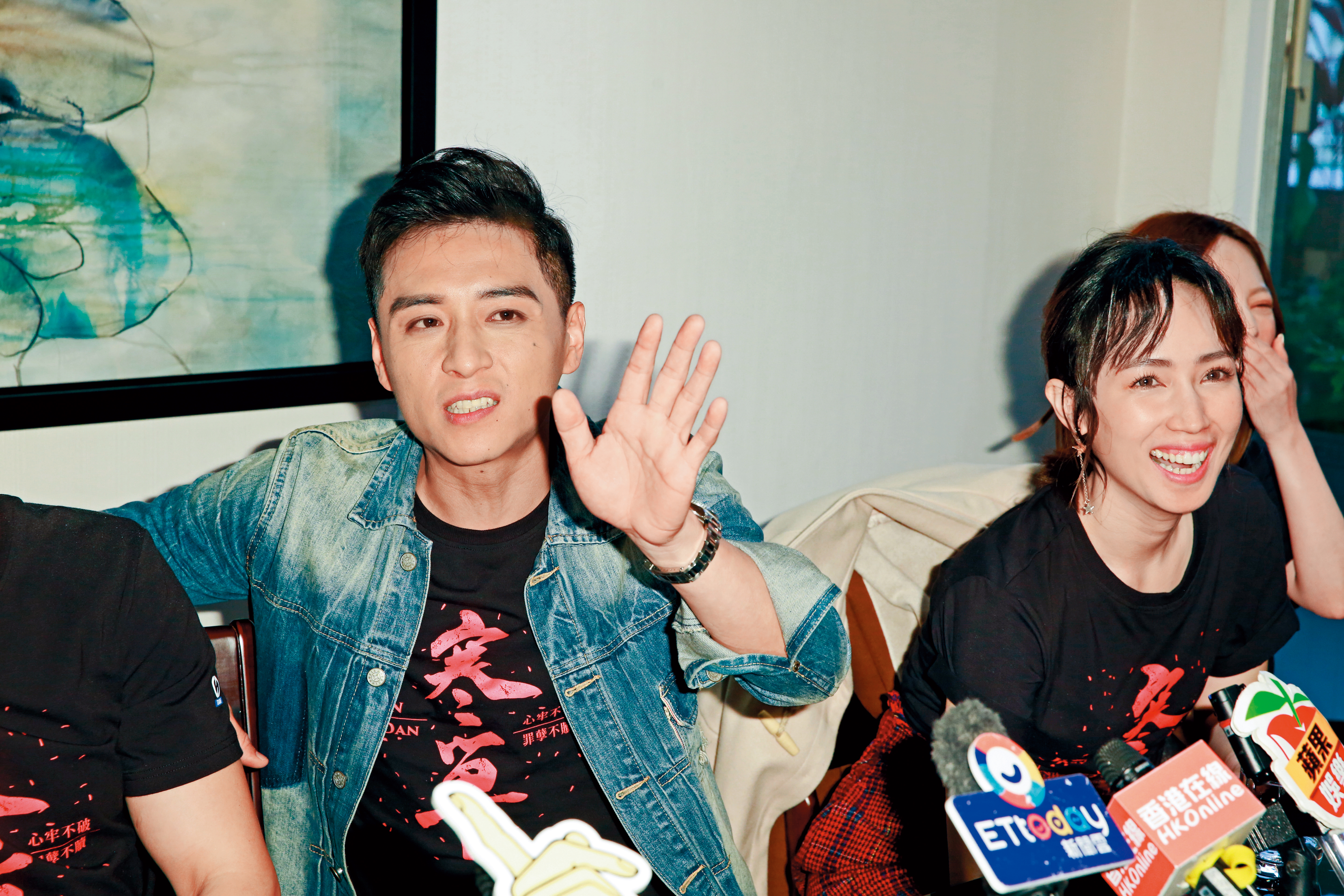 最近一次合體宣傳，鄭人碩跟小薰之間的互動其實看得出來曖昧，尤其搶先宣布單身的鄭人碩，有釋放對小薰的好感。