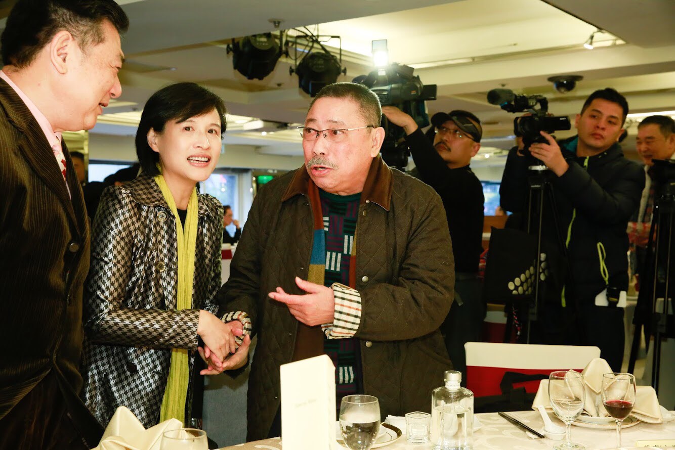 陳松勇出春節餐會，與鄭麗君合影。