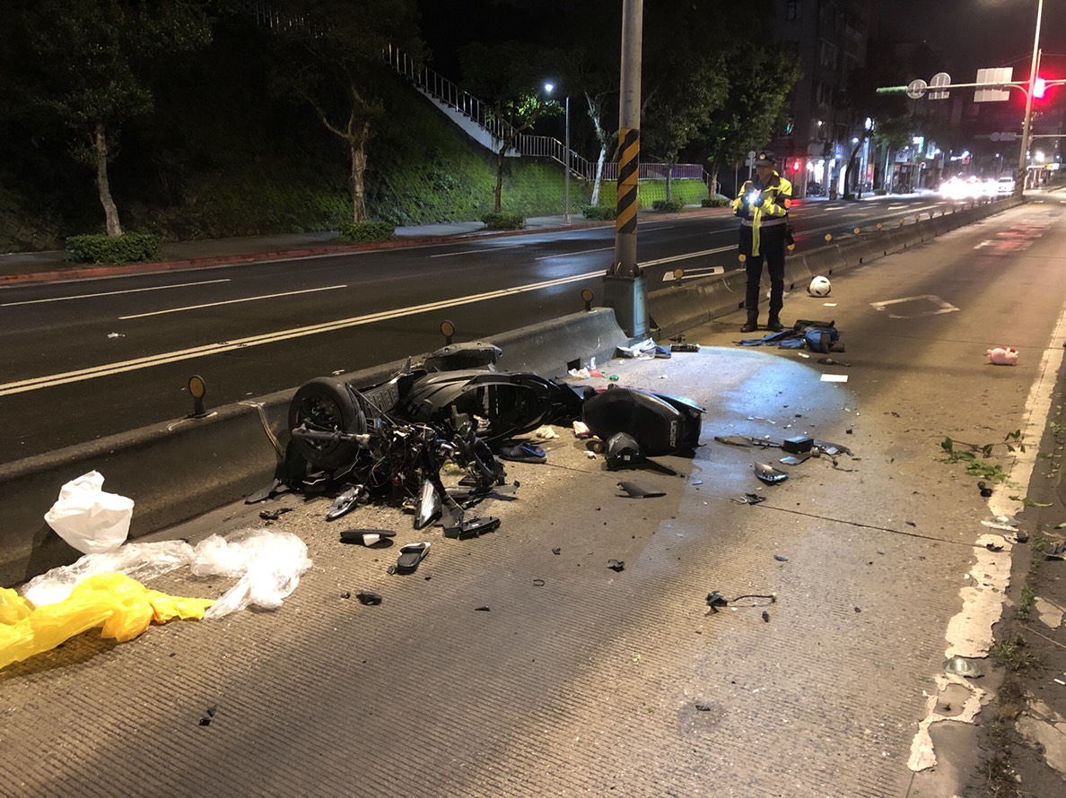 台北市羅斯福路五段的地下道出口發生小情侶一死一重傷的嚴重車禍。（警方提供）