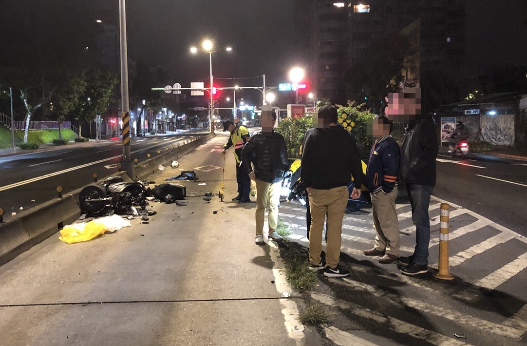 羅斯福路的地下道出口夜間常出現機車騎士違規行駛的狀況。(警方提供)