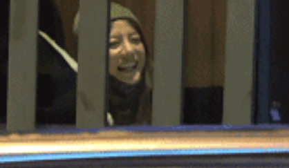 在烤肉店裡，趙薇笑開懷。（翻攝新浪娛樂）