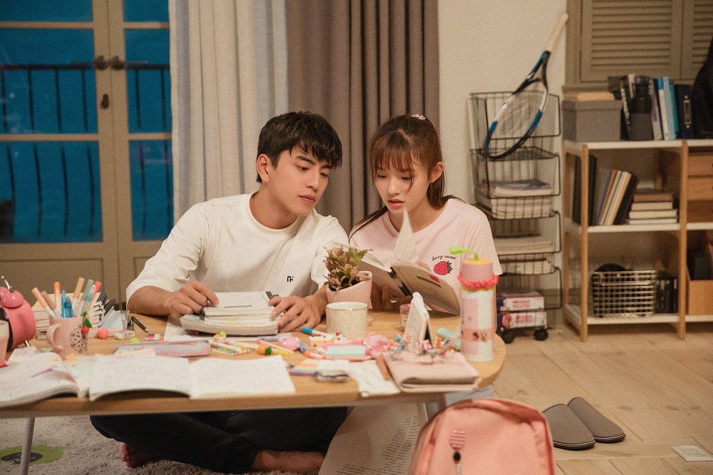 王大陸飾演的天才江直樹為林允充當家教指導功課，可惜這時滿屋粉紅卻沒有泡泡。（車庫娛樂提供）