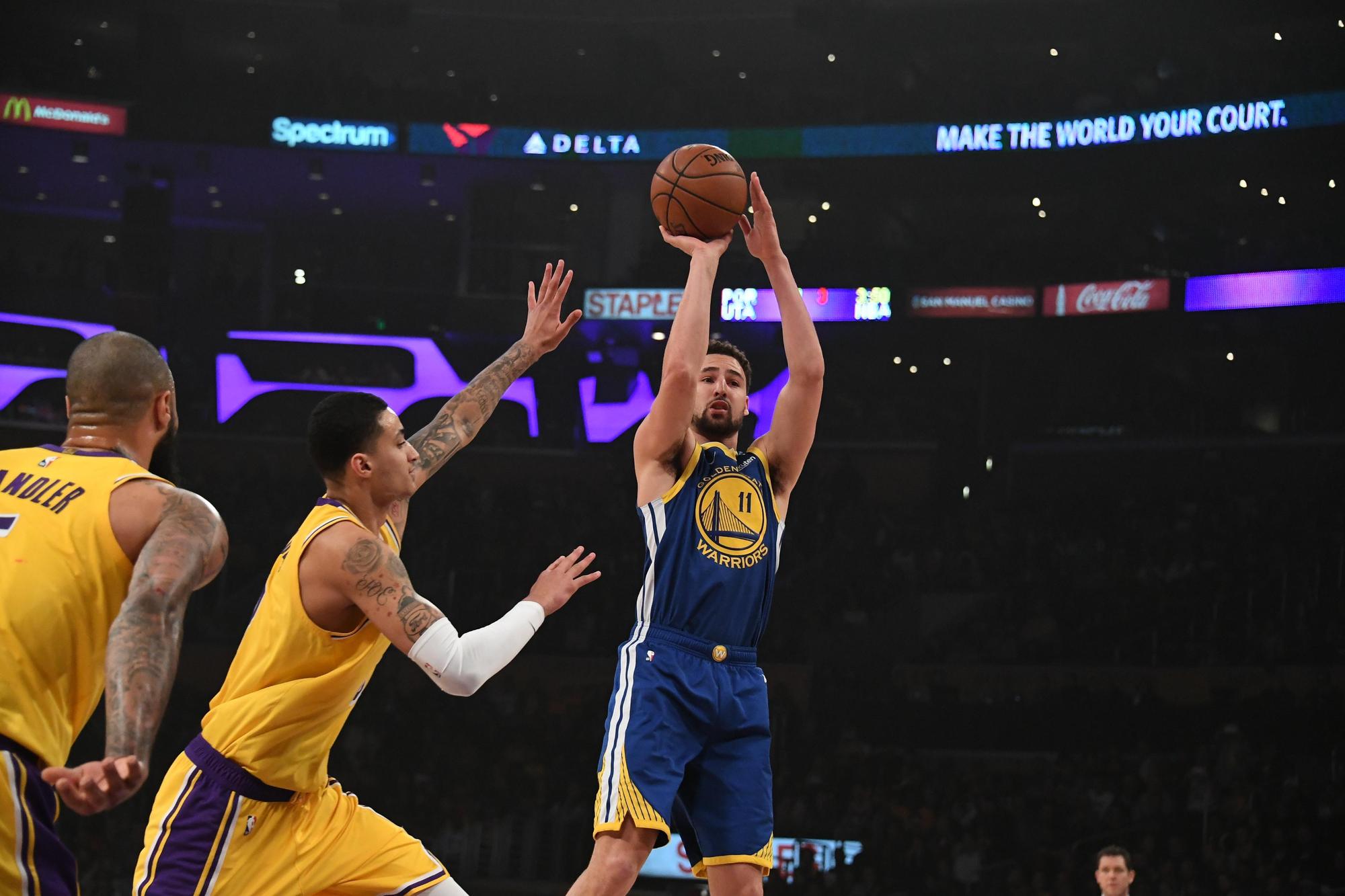 此役湯普森手感超級火燙,三分球前10次出手全部命中,成為NBA史上首位前10球外線全進的球星。(東方IC)