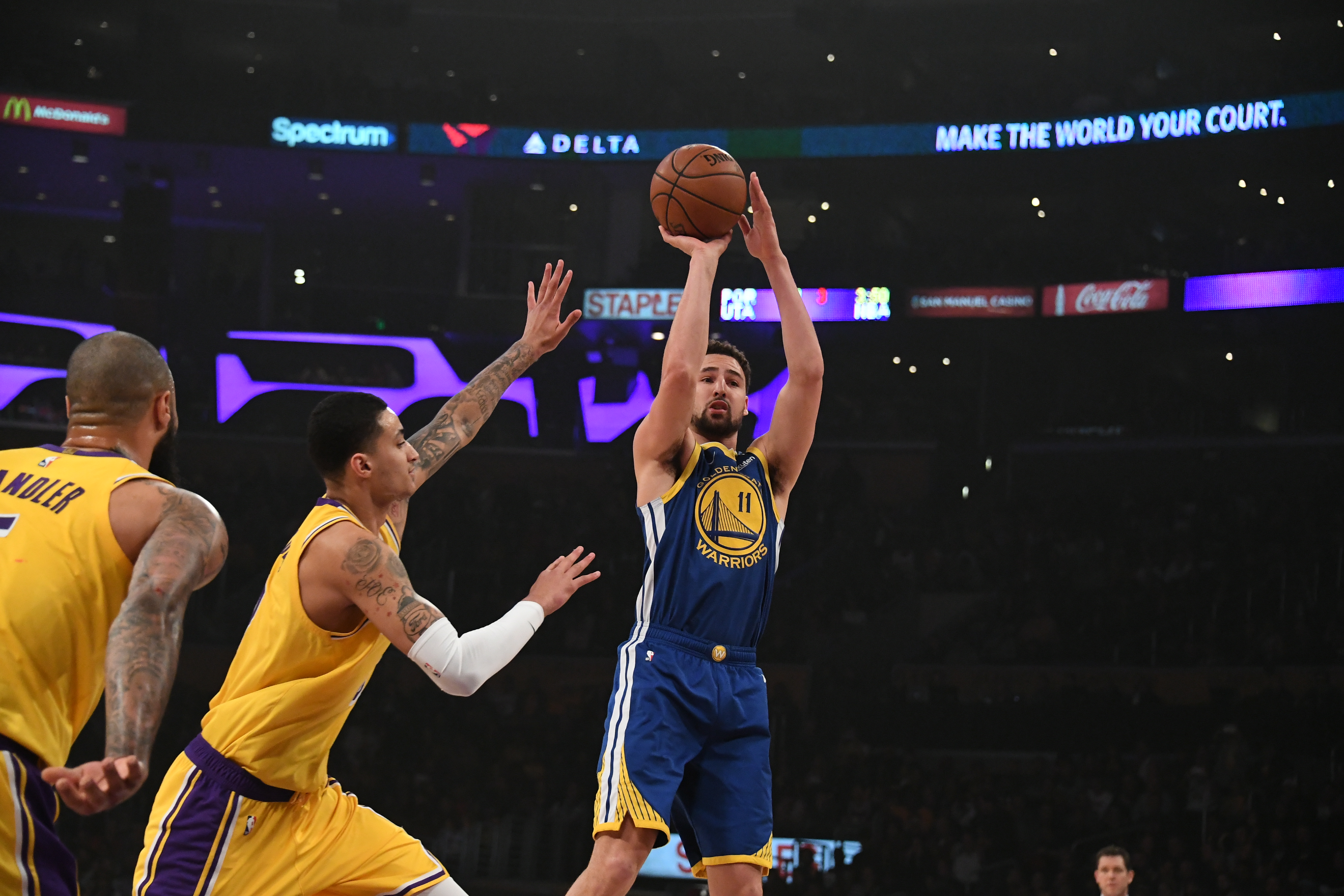 此役湯普森手感超級火燙，三分球前10次出手全部命中，成為NBA史上首位前10球外線全進的球星。（東方IC）