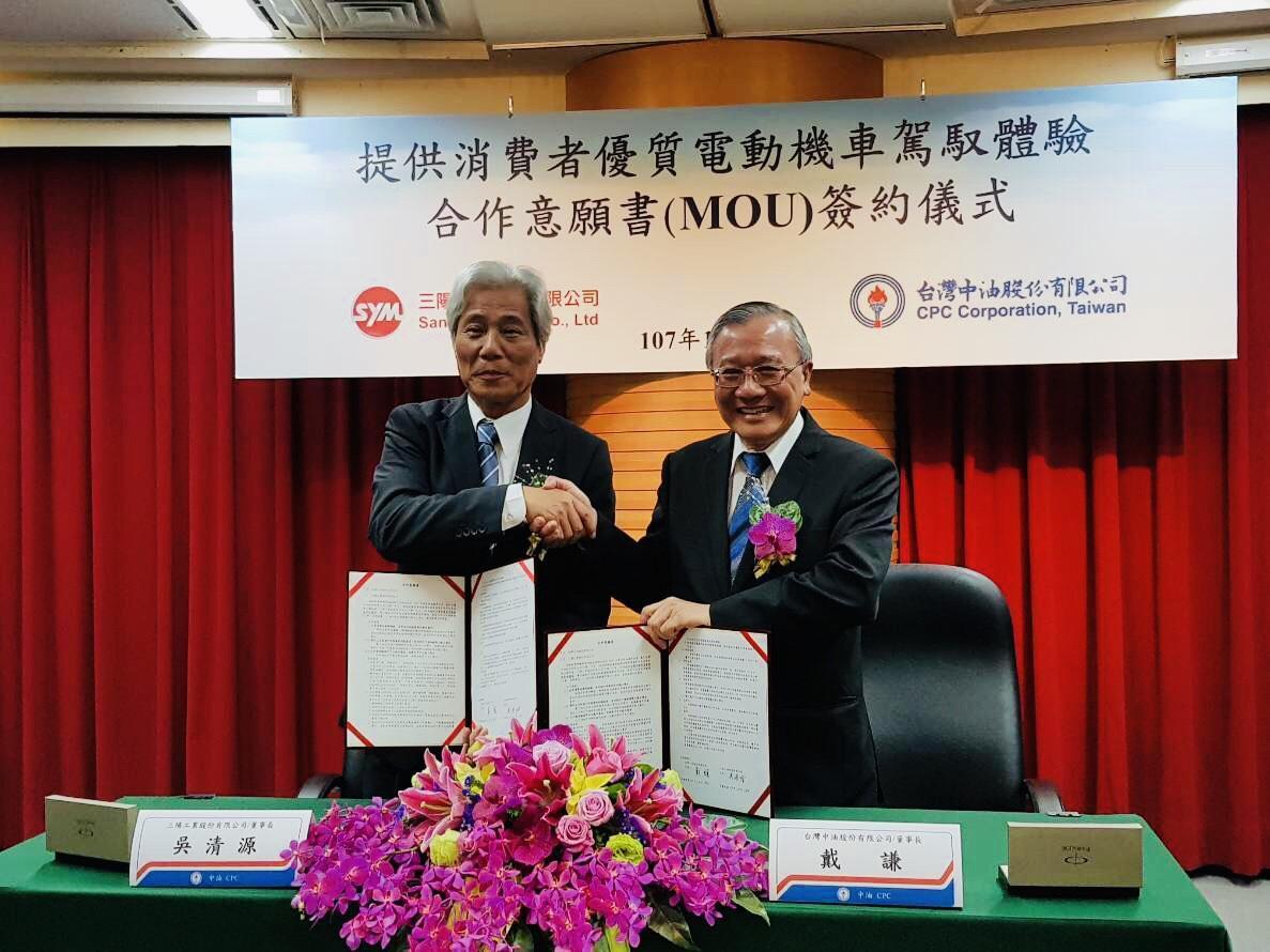 三陽董事長吳清源與中油合作發展電動機車,與Gogoro、光陽互別苗頭。(中油提供)