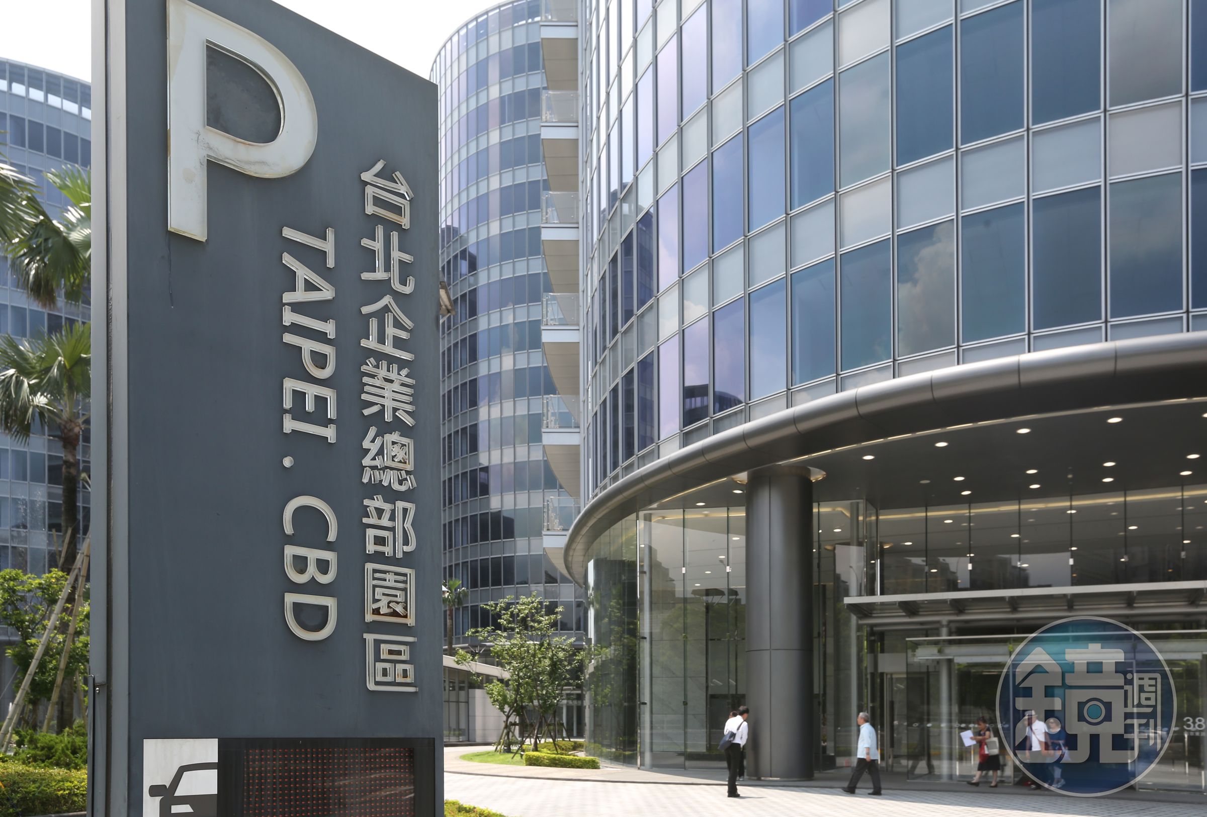 吳清源積極活化三陽土地資產，將內湖舊廠區土地與美孚建設合作開發興建商辦大樓。