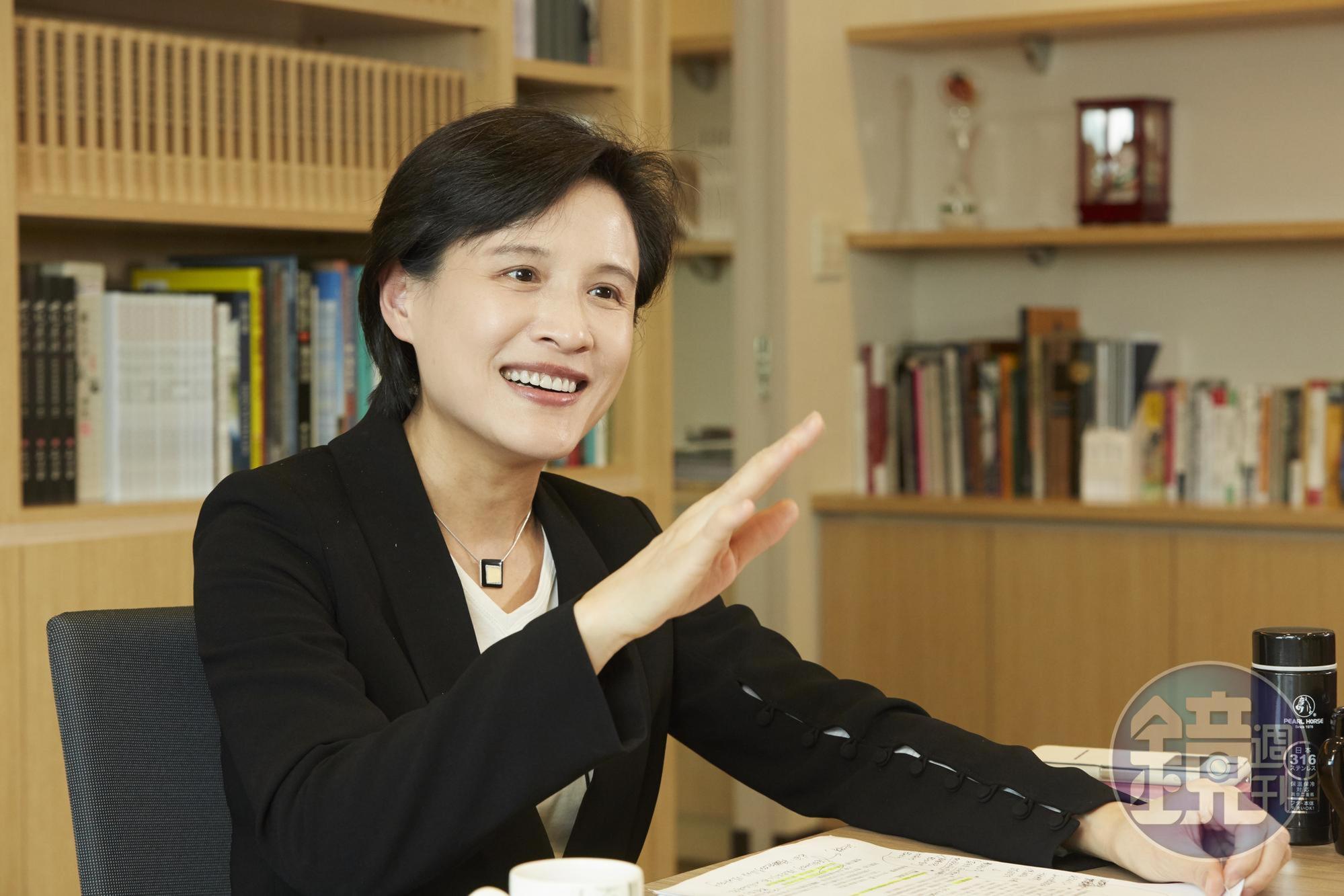 文化部長鄭麗君因推動去蔣化遭資深藝人打耳光,綠委林靜儀直言「這一巴掌更打在台灣人的歷史傷口上」。
