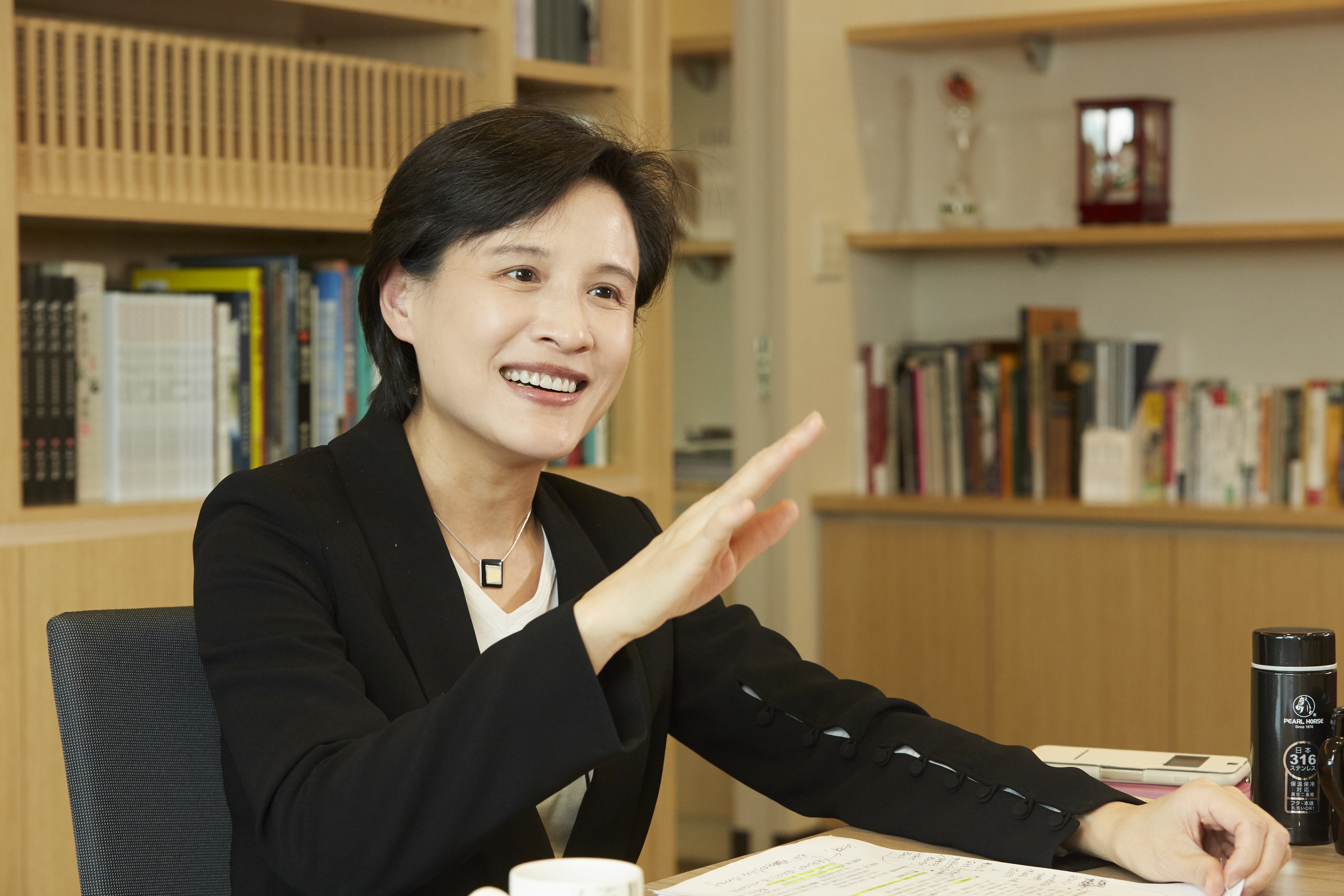 文化部長鄭麗君因推動去蔣化遭資深藝人打耳光,綠委林靜儀直言「這一巴掌更打在台灣人的歷史傷口上」。