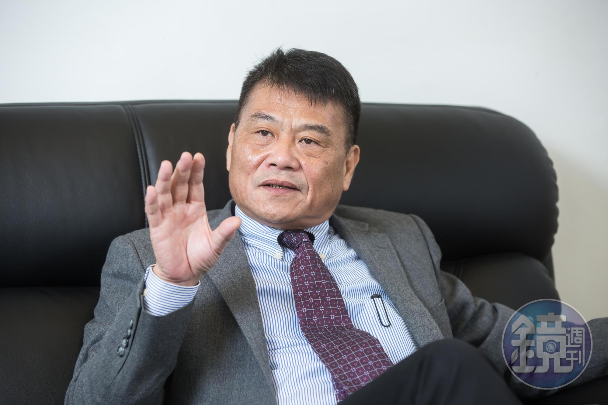 游本立說小時候家裡經濟窮困，是政府認定的甲級貧民。