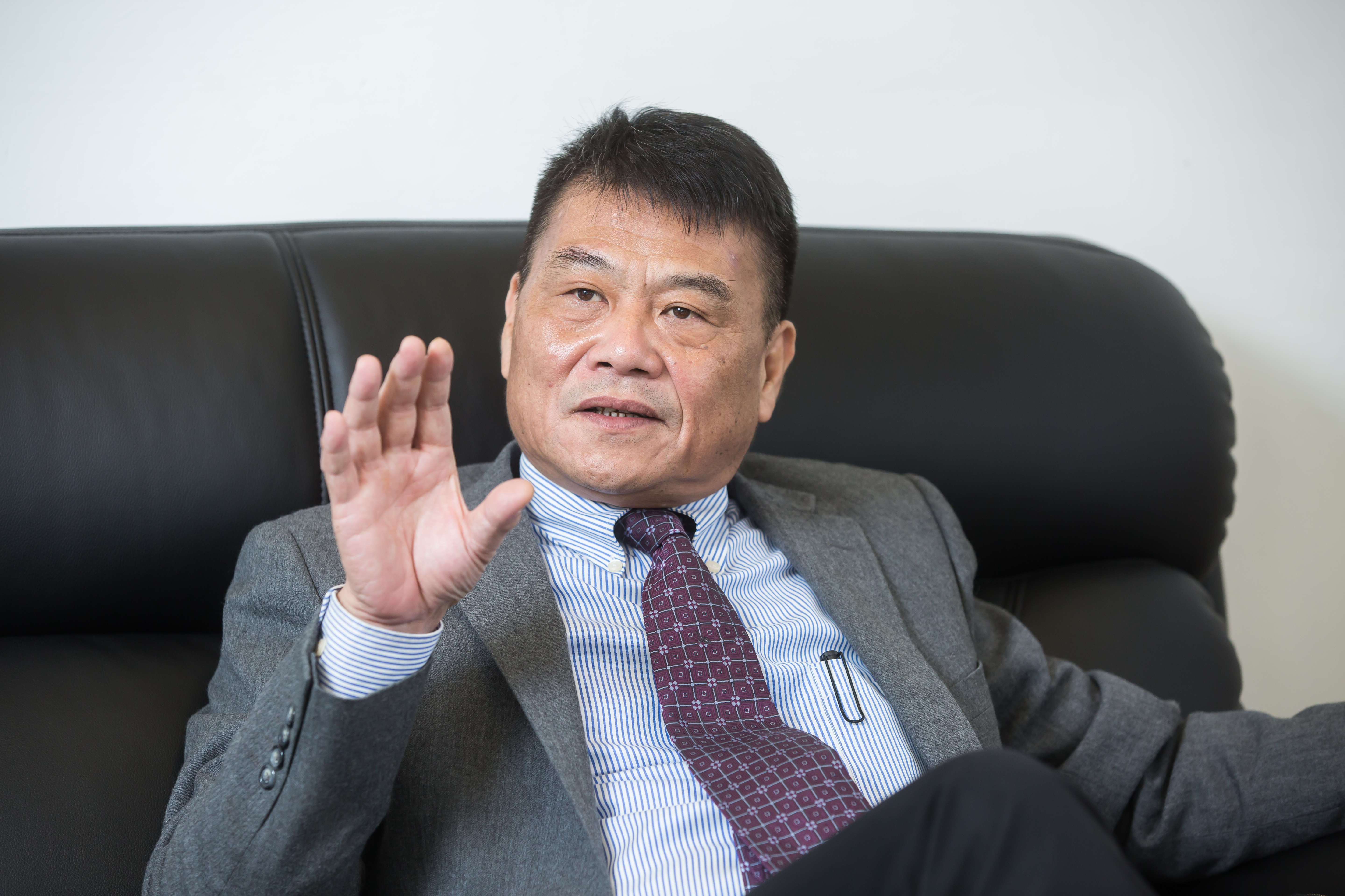 游本立說小時候家裡經濟窮困，是政府認定的甲級貧民。