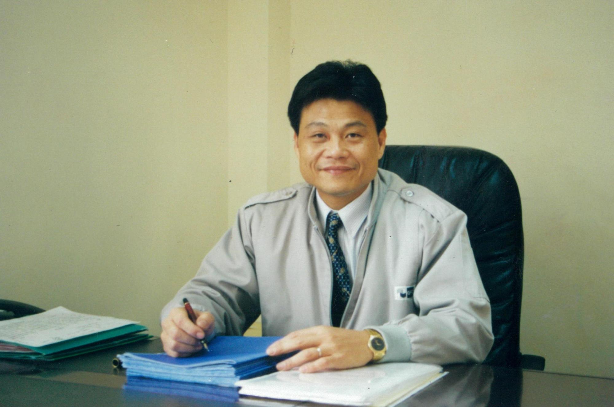 高中畢業後，游本立進入崇友工作，一待就是42年。（游本立提供）
