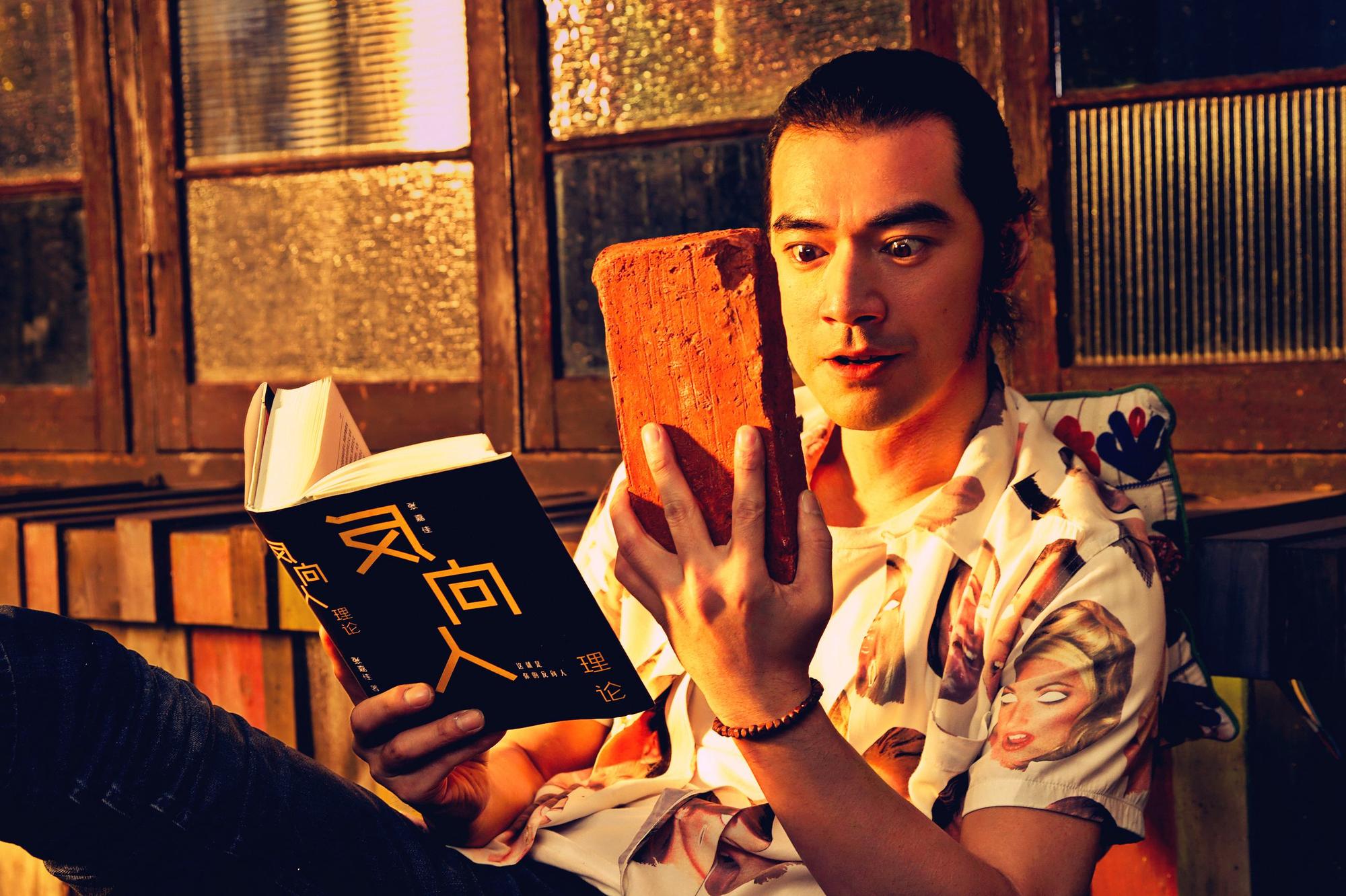 張嘉佳自編自導的《擺渡人》，是他第一次當導演，圖為金城武。（華納兄弟提供）