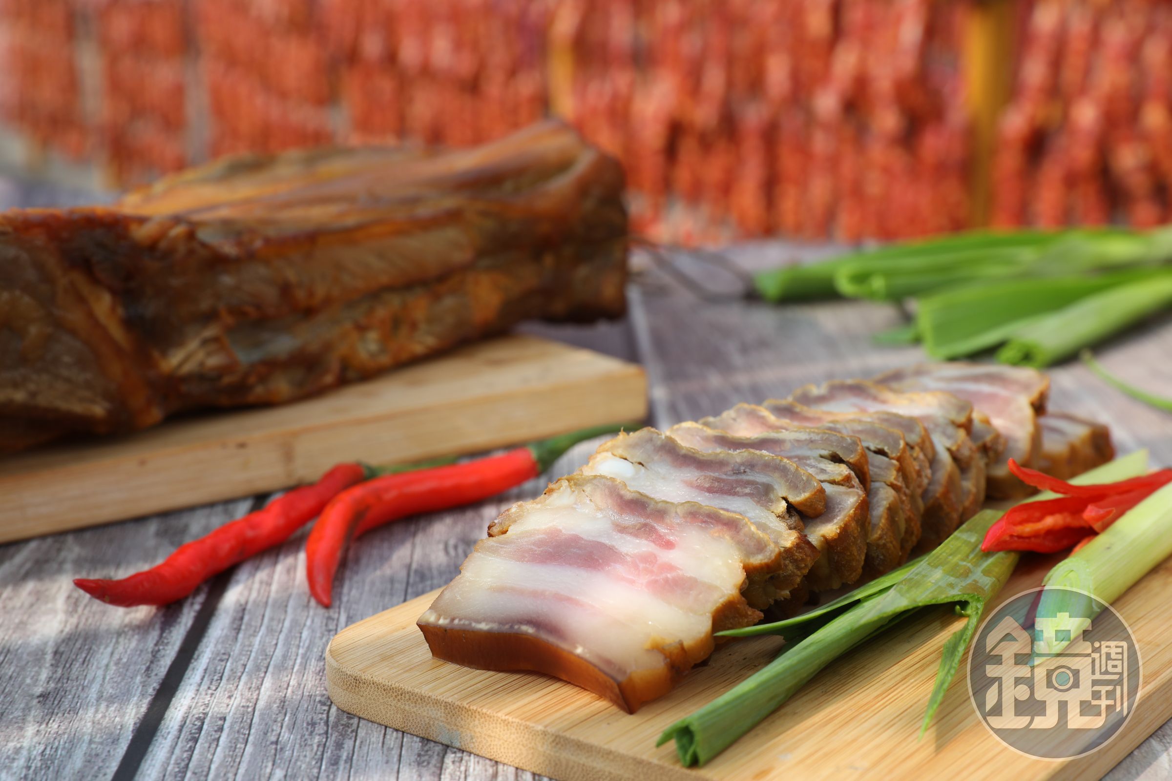 風吹日曬做成的「臘肉」斷面晶瑩剔透，只有肉香燻香，毫無耗味。（370元／斤）