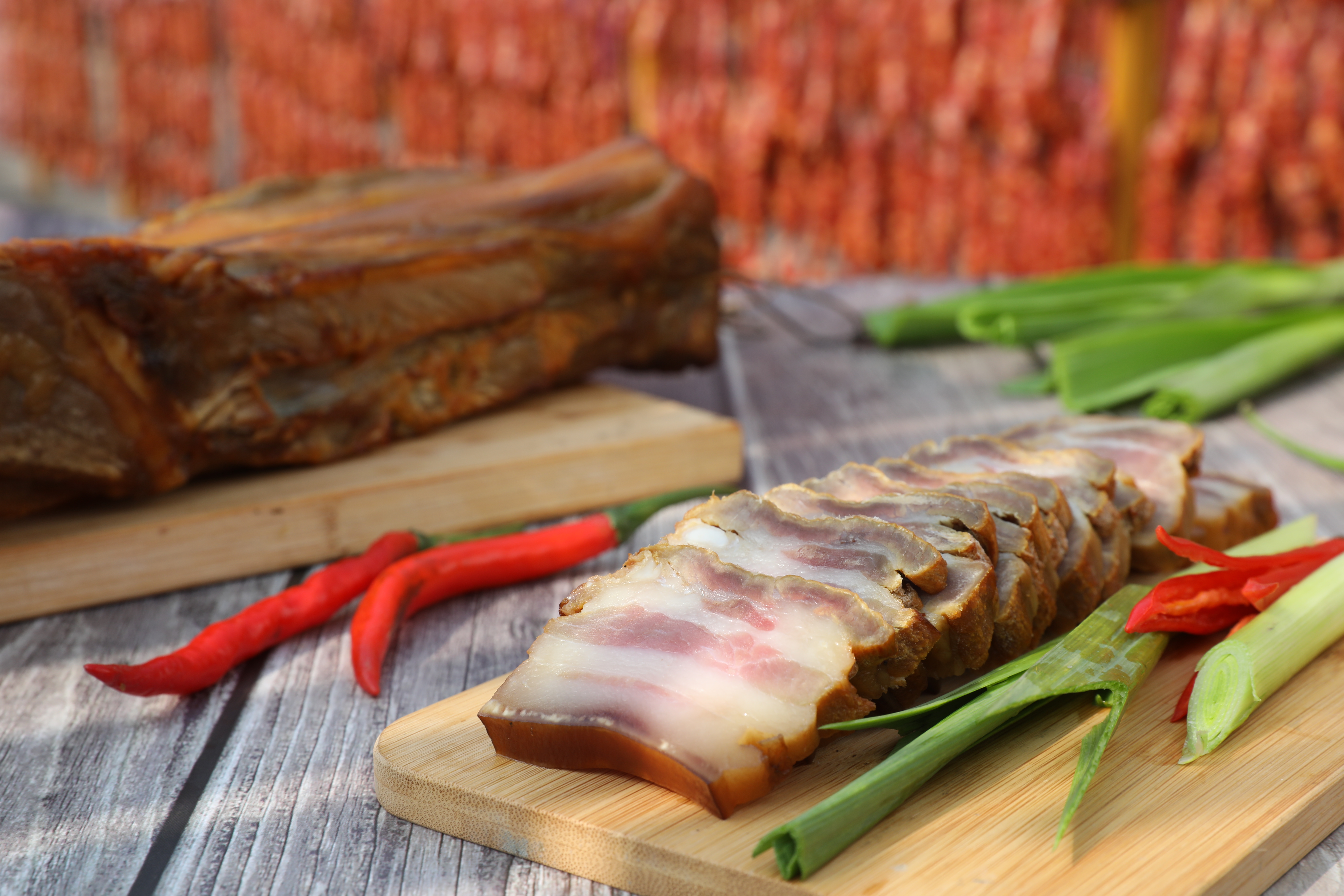 風吹日曬做成的「臘肉」斷面晶瑩剔透，只有肉香燻香，毫無耗味。（370元／斤）