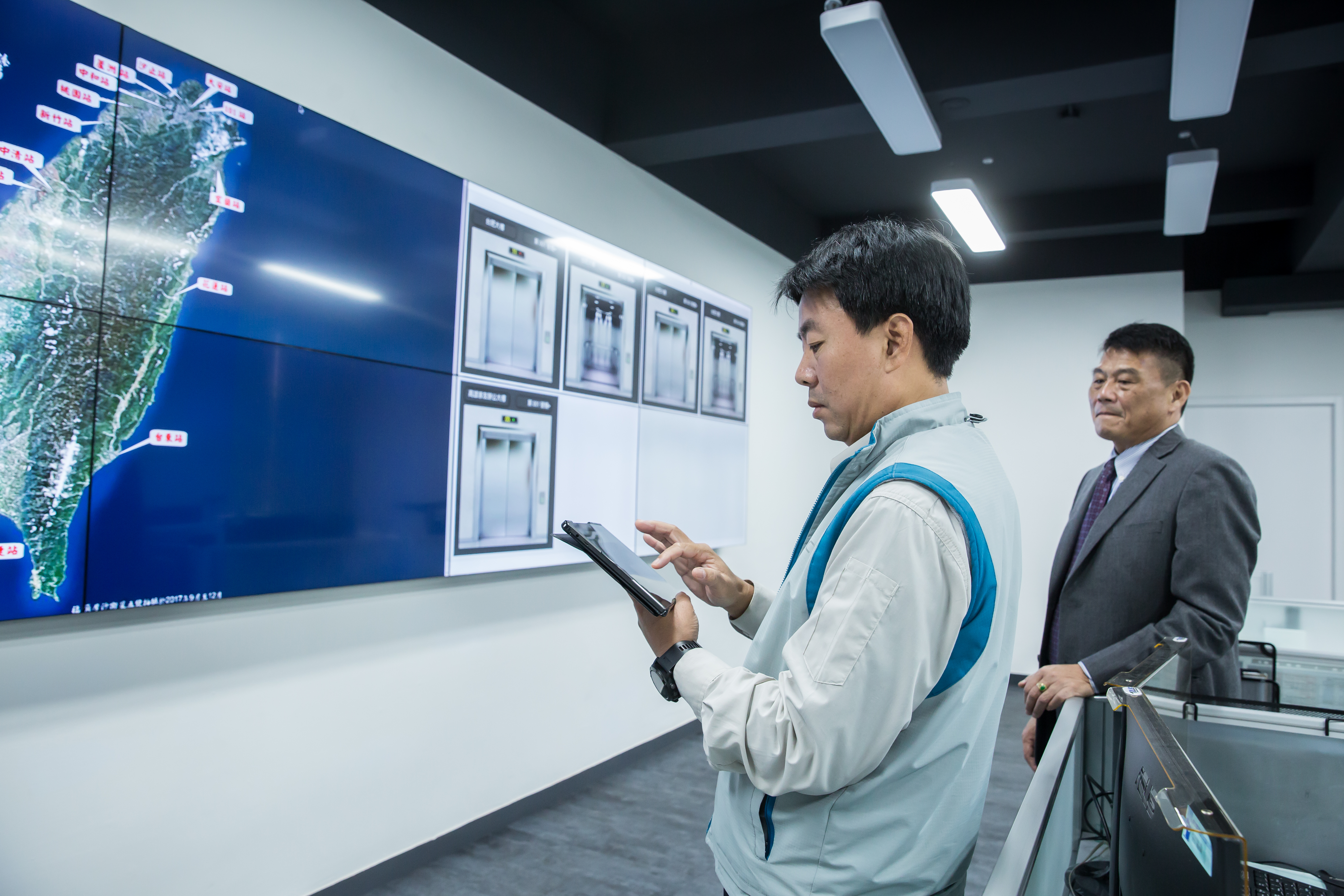 崇友桃園分公司內，設有全台第一套雲端監控、24小時運作的中控室。