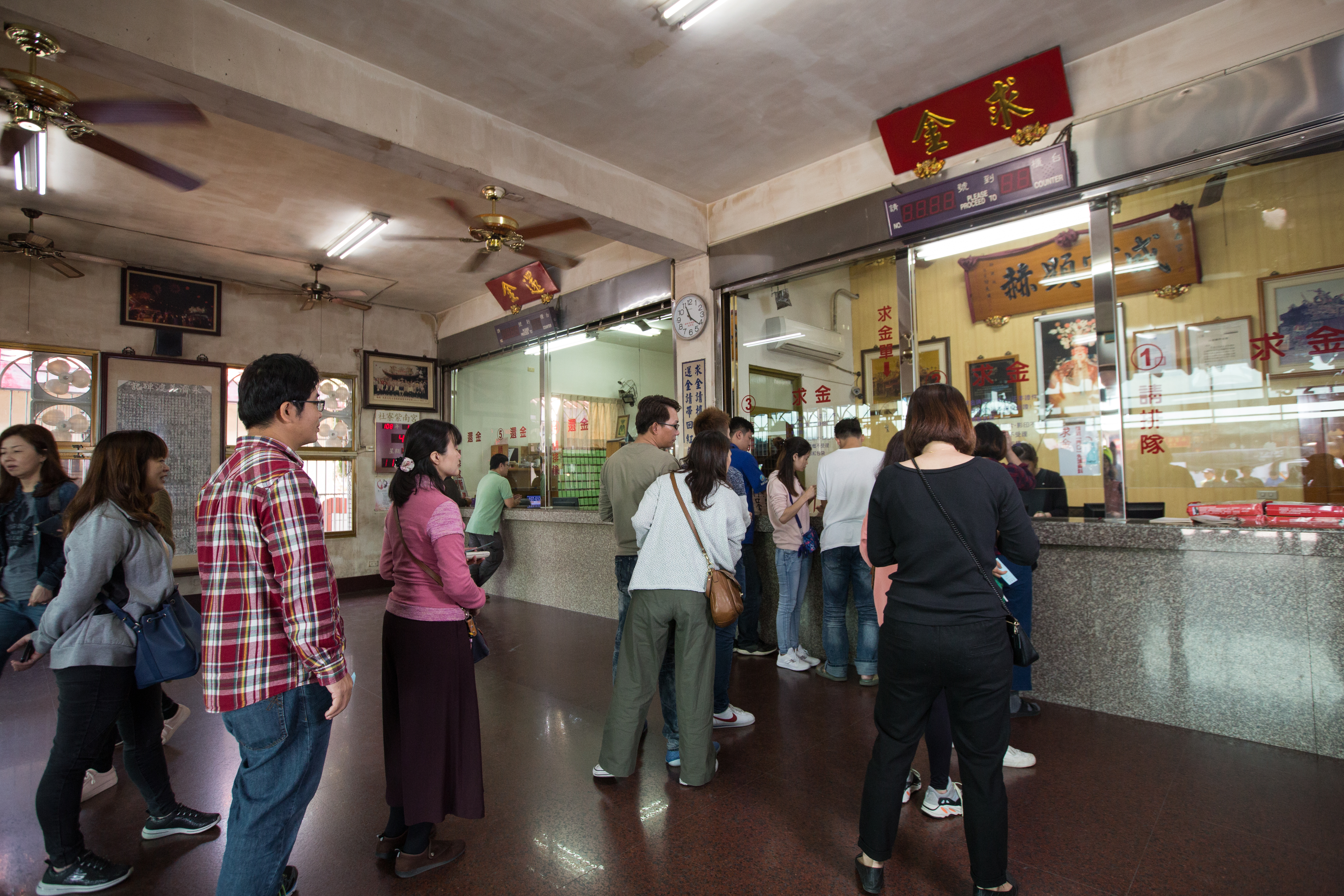 紫南宮的發財金最多可借600元，如果擲筊6次都沒出現聖筊，只能下次再來向土地公許願求金。