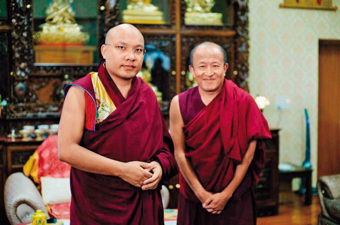 宗薩欽哲仁波切（右）遭指控將女性當成影響法王（左）的工具，居中牽線當介紹人。（讀者提供）